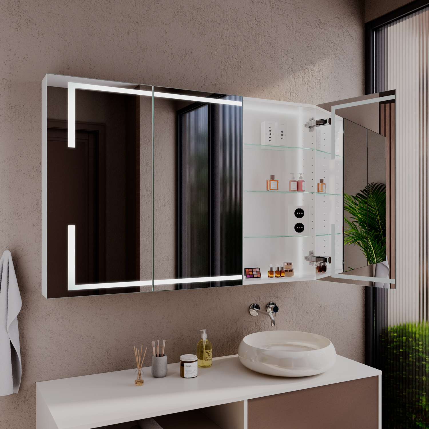 Spiegelschrank LARVIK mit LED-Beleuchtung, zwei Spiegeltüren mit L-förmigen LED-Leisten, montiert über weißem Waschtisch mit weißem Waschbecken, goldfarbene Wandarmatur, beigefarbene Wand, Grünpflanze, modernes Badezimmer