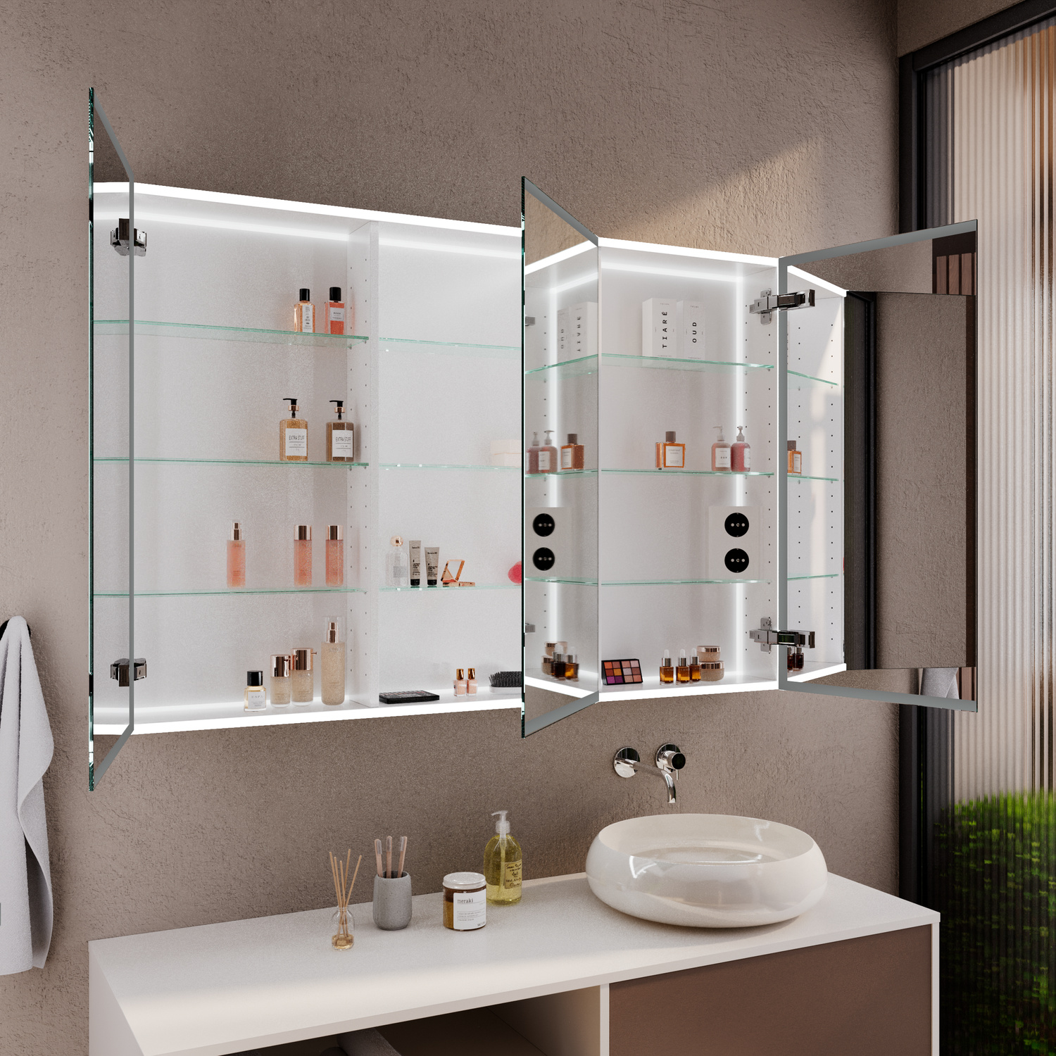 Spiegelschrank Modell Vogue 1 mit geöffneten Türen und eingeschalteter LED-Beleuchtung, Glasböden mit Pflegeprodukten über modernem Waschbecken.