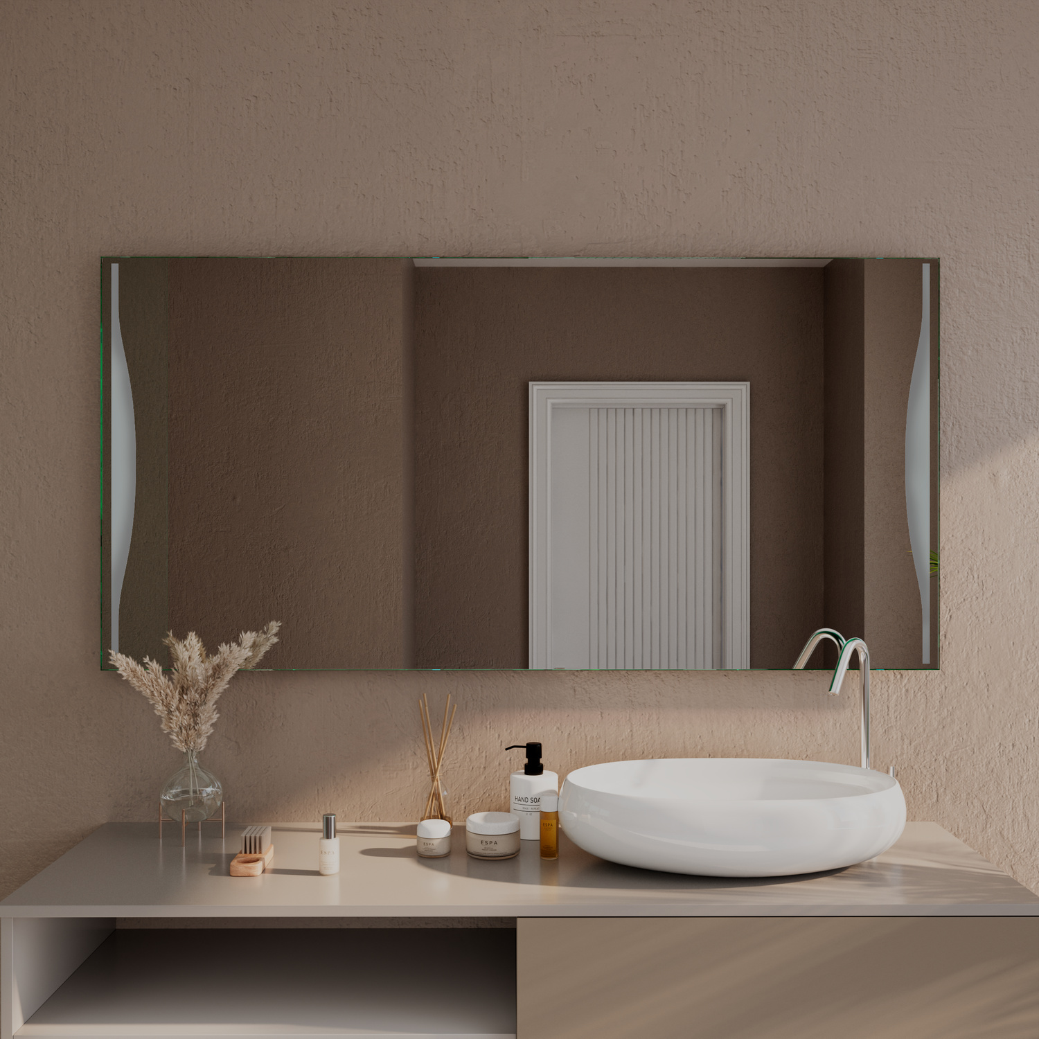QUIMPER rechteckiger LED-Badspiegel mit abgeschrägten Kanten, 1500x1500 mm, Beleuchtung ausgeschaltet, über beigem schwebendem Waschtisch mit offenen Regalen, weißem ovalem Waschbecken, braune Wand, moderne warme Badgestaltung mit Dekoelementen