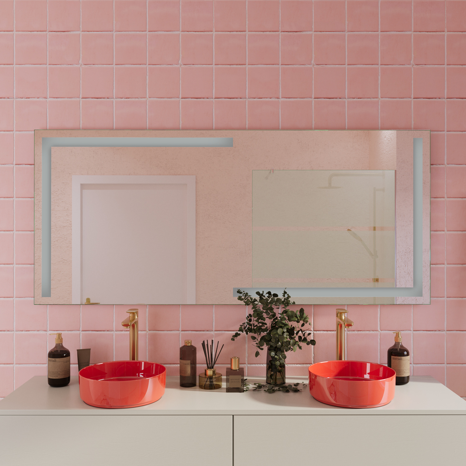 COSENZA LED-Badspiegel mit ausgeschalteter Beleuchtung, 1500x1500 mm, rechteckig mit silbernem Rahmen, über weißem Waschtisch mit zwei roten runden Aufsatzwaschbecken, modernes Bad mit rosa Fliesenwand und goldenen Armaturen