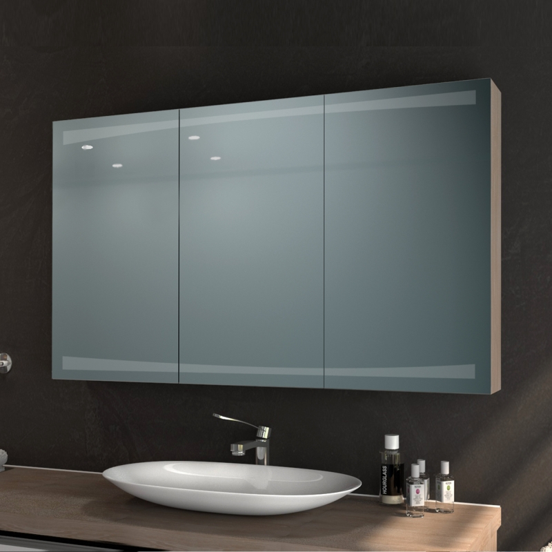 TANA Spiegelschrank ausgeschaltet, 1500x1500 mm, Seitenansicht mit rechteckigem dreitürigen Spiegelschrank an schwarzer Wand, weißes ovales Aufsatzwaschbecken auf brauner Holzplatte, schwarze Armatur, Kosmetikflaschen, modernes elegantes Badezimmer