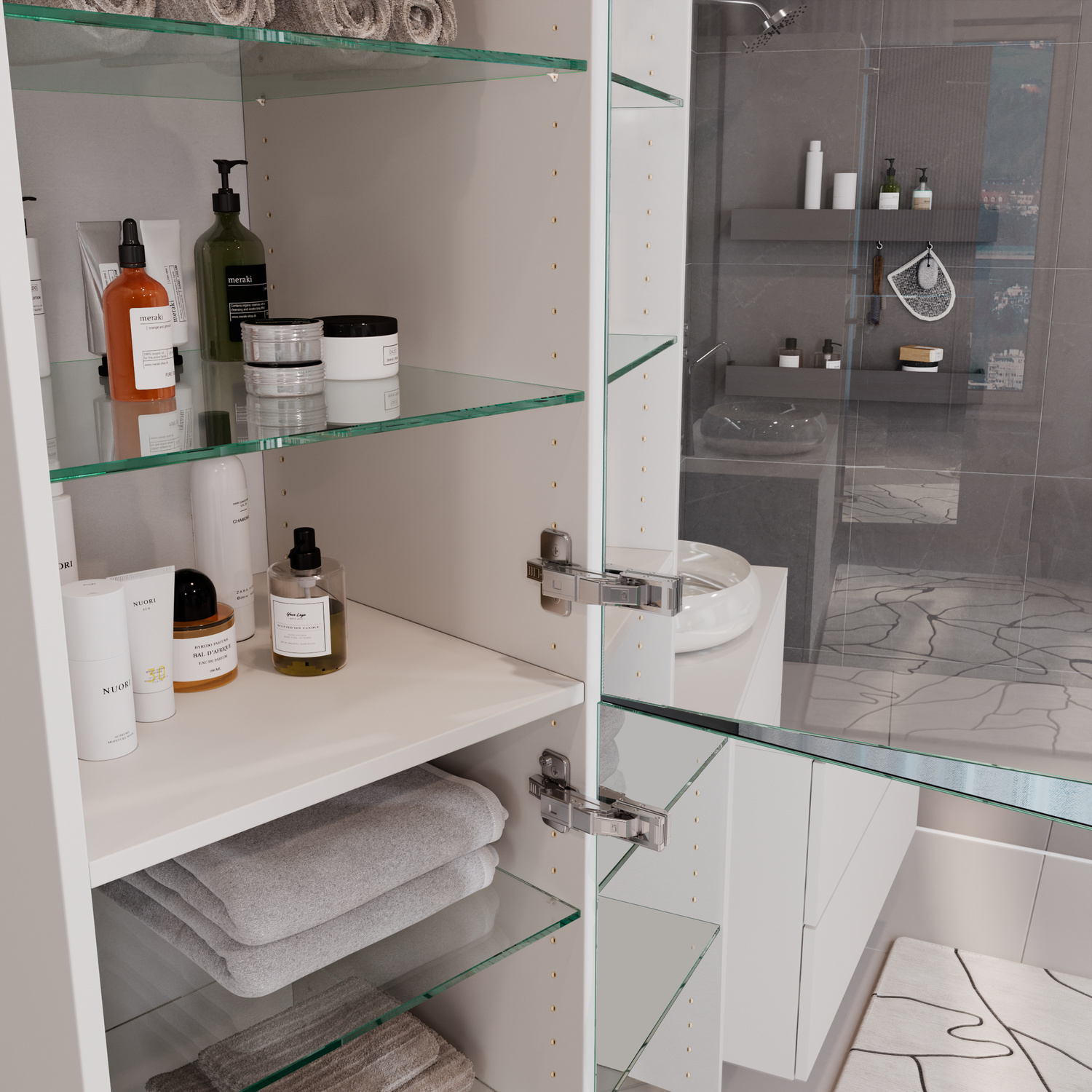 Detailansicht des geöffneten Bad-Hochschranks mit verspiegelter Tür, höhenverstellbaren ESG-Glasböden, Metallscharnieren und Stauraum für Kosmetik und Handtücher; die Spiegeltür reflektiert Dusche und Waschtisch.