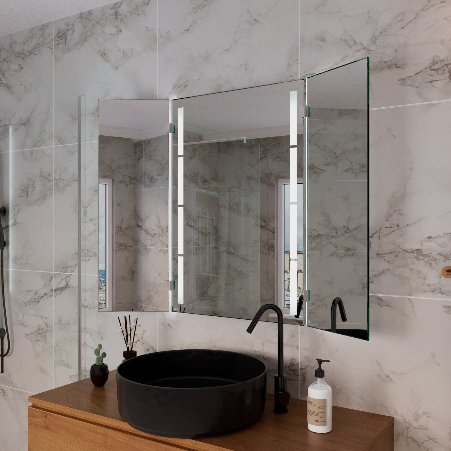 PORTAL NOUS LED-Badspiegel mit eingeschalteter Beleuchtung, 1500x1500 mm, leuchtende warmweiße vertikale Lichtleisten in der Mitte und horizontaler Lichtbalken oben, seitliche Ansicht über Holzwaschtisch mit schwarzem rundem Aufsatzwaschbecken, elegantes