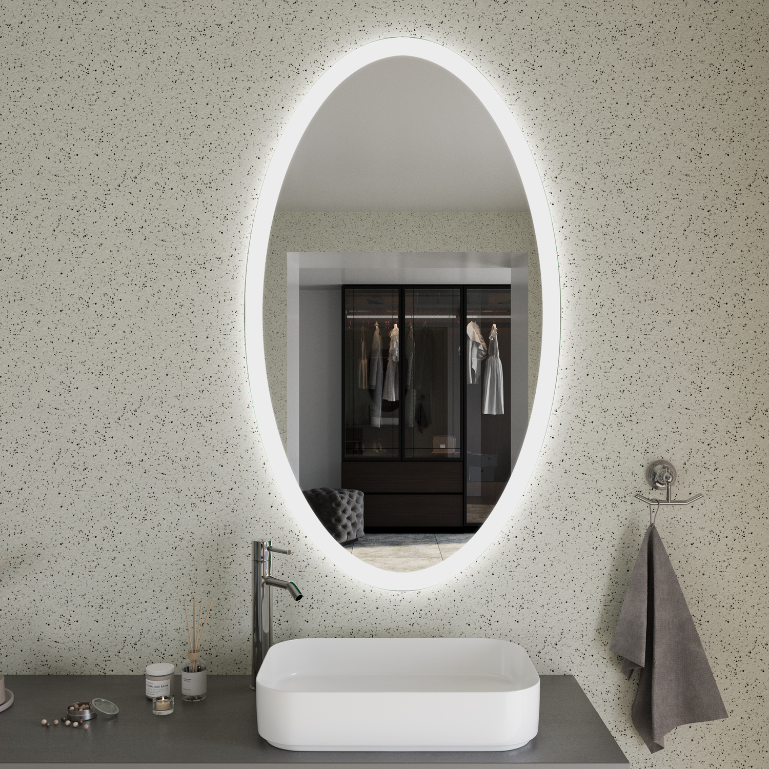 SETE EL30 ovaler LED-Badspiegel mit eingeschalteter Hintergrundbeleuchtung, 1500x1500 mm, abgerundete Ecken mit 30mm Radius, warmweißer Lichtrahmen, über weißem rechteckigem Aufsatzwaschbecken, schwarze Armatur, graue Terrazzo-Wand, graues Handtuch, moder