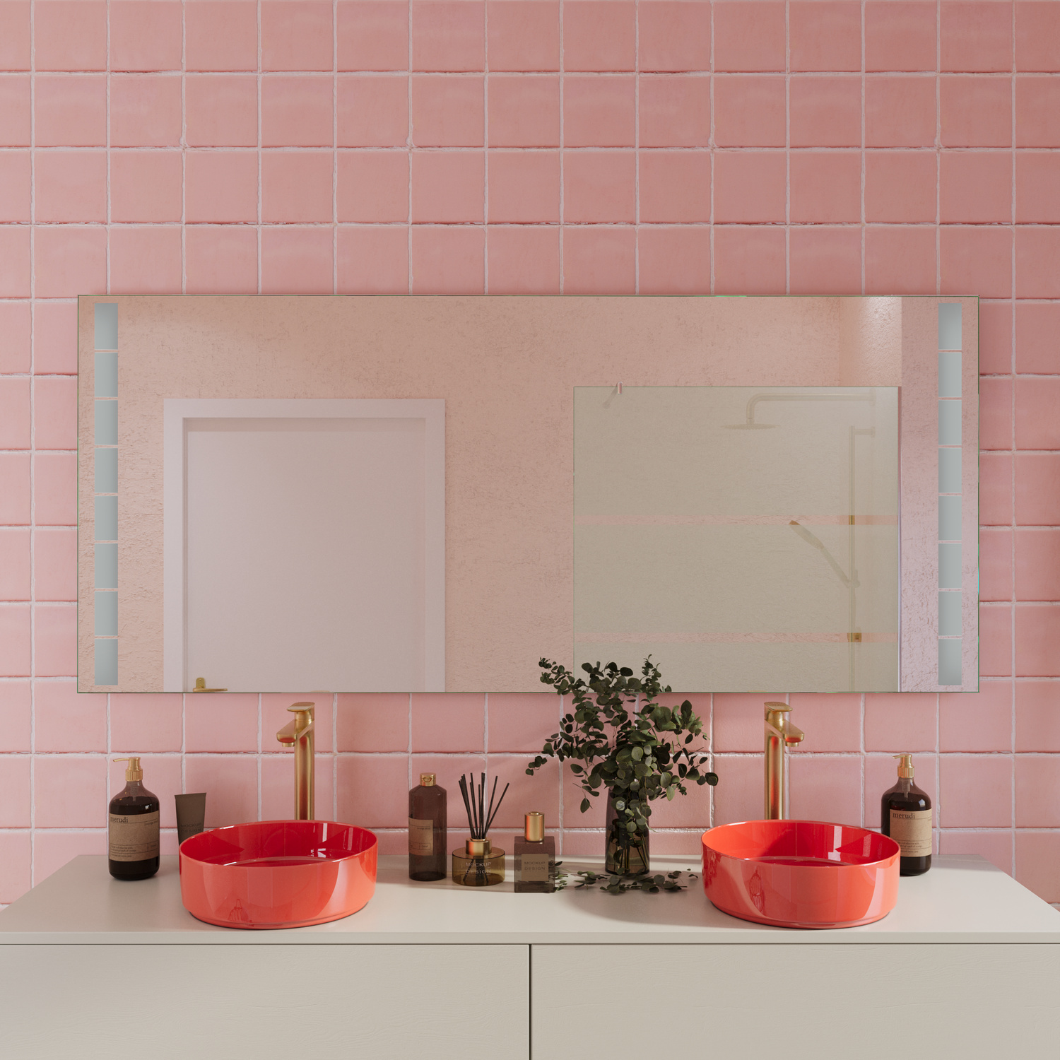 Formentera Wandspiegel ohne Beleuchtung über Doppelwaschbecken, zwei rote runde Aufsatzwaschbecken auf weißem Waschtisch, rosafarbene Fliesenwand, Kupfer-Armaturen, Zimmerpflanze, Pflegeprodukte, moderne farbenfrohe Badezimmereinrichtung