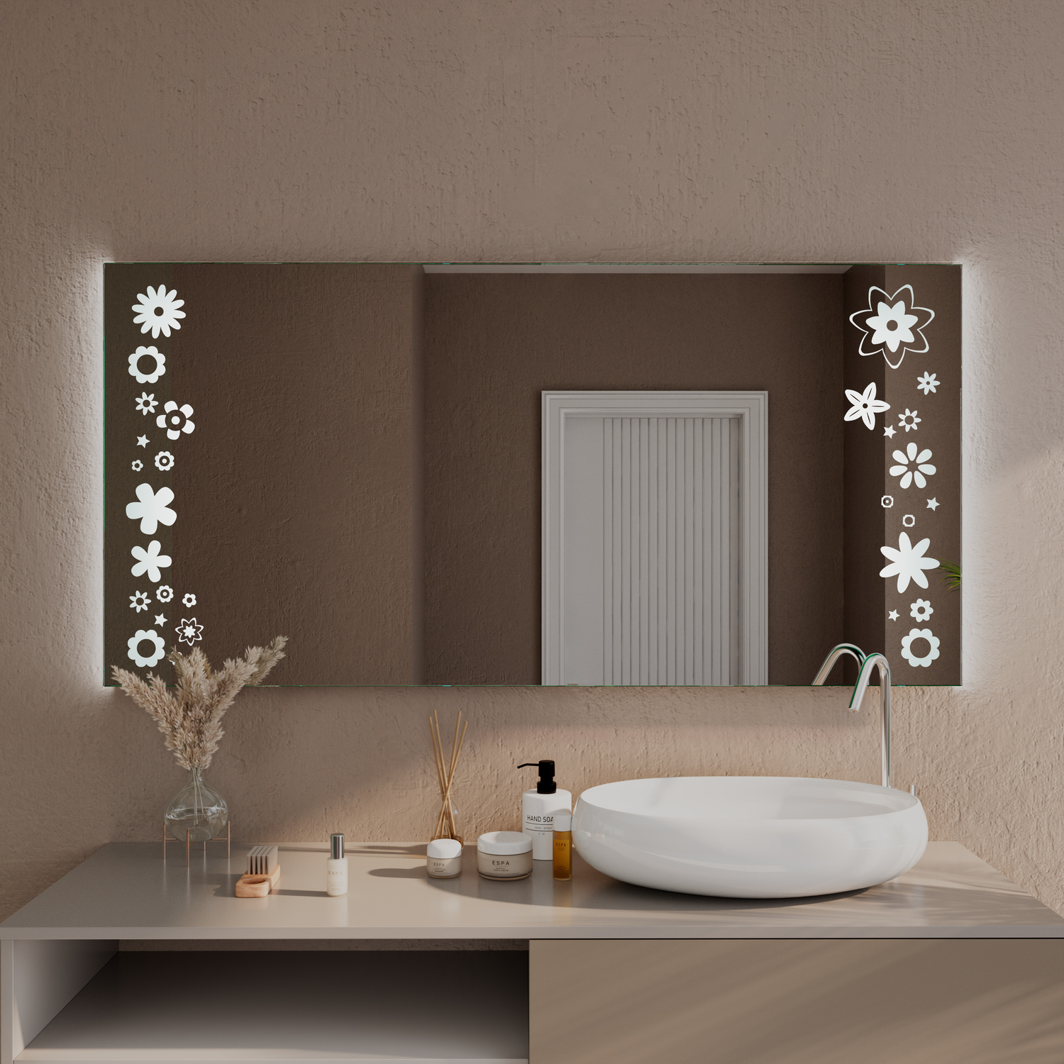 PARMA Badspiegel mit eingeschalteter LED-Beleuchtung, 1500x1500 mm, warmweiße leuchtende Blumendekoration an beiden Seiten, über weißem ovalem Waschbecken auf hellem Waschtisch, dunkelbraune Wand, Pampasgras-Vase, elegantes Baddesign