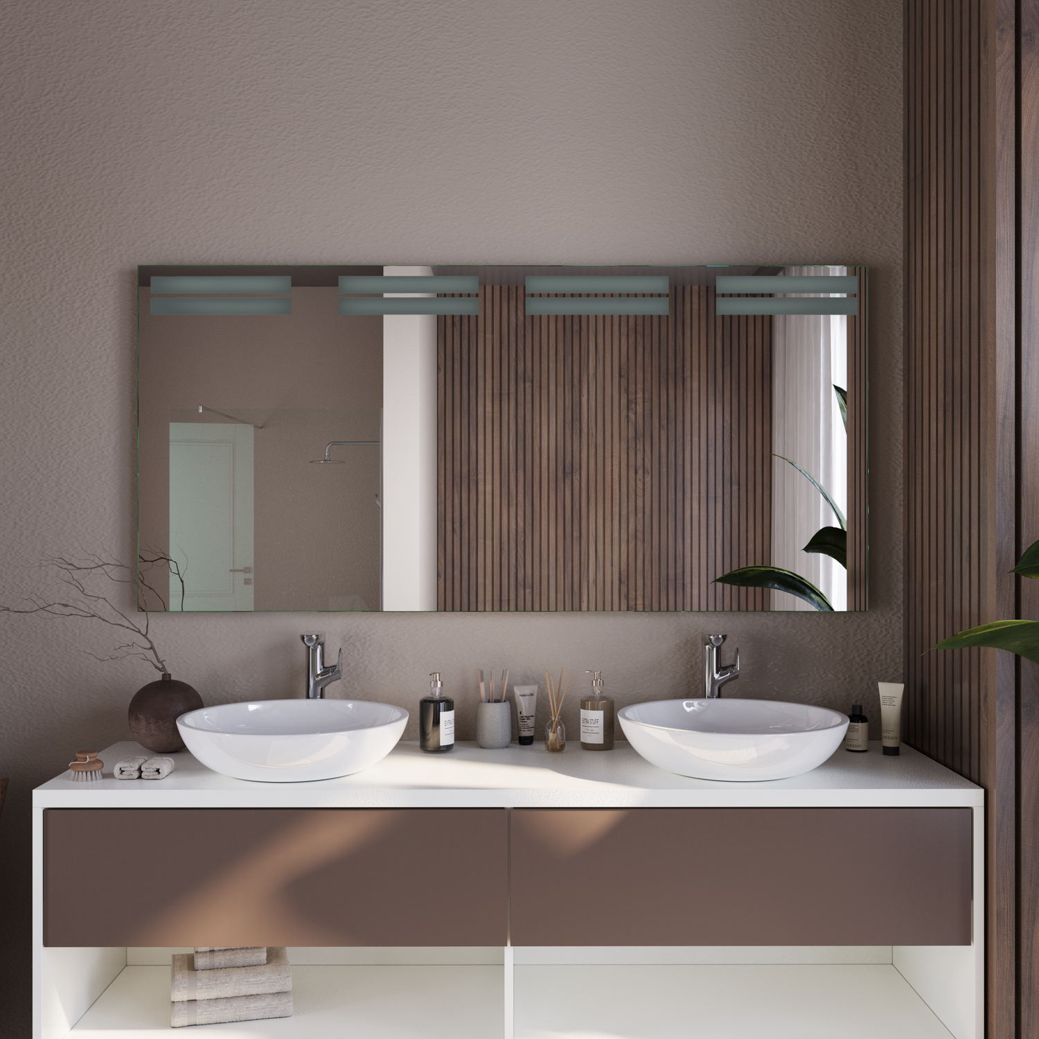 ANGERS LED-Badspiegel mit ausgeschalteter seitlicher Beleuchtung, 1500x1500 mm, über Doppelwaschtisch mit zwei weißen Aufsatzwaschbecken und Chrom-Armaturen, Holzverkleidung, beige Wand, modernes Bad