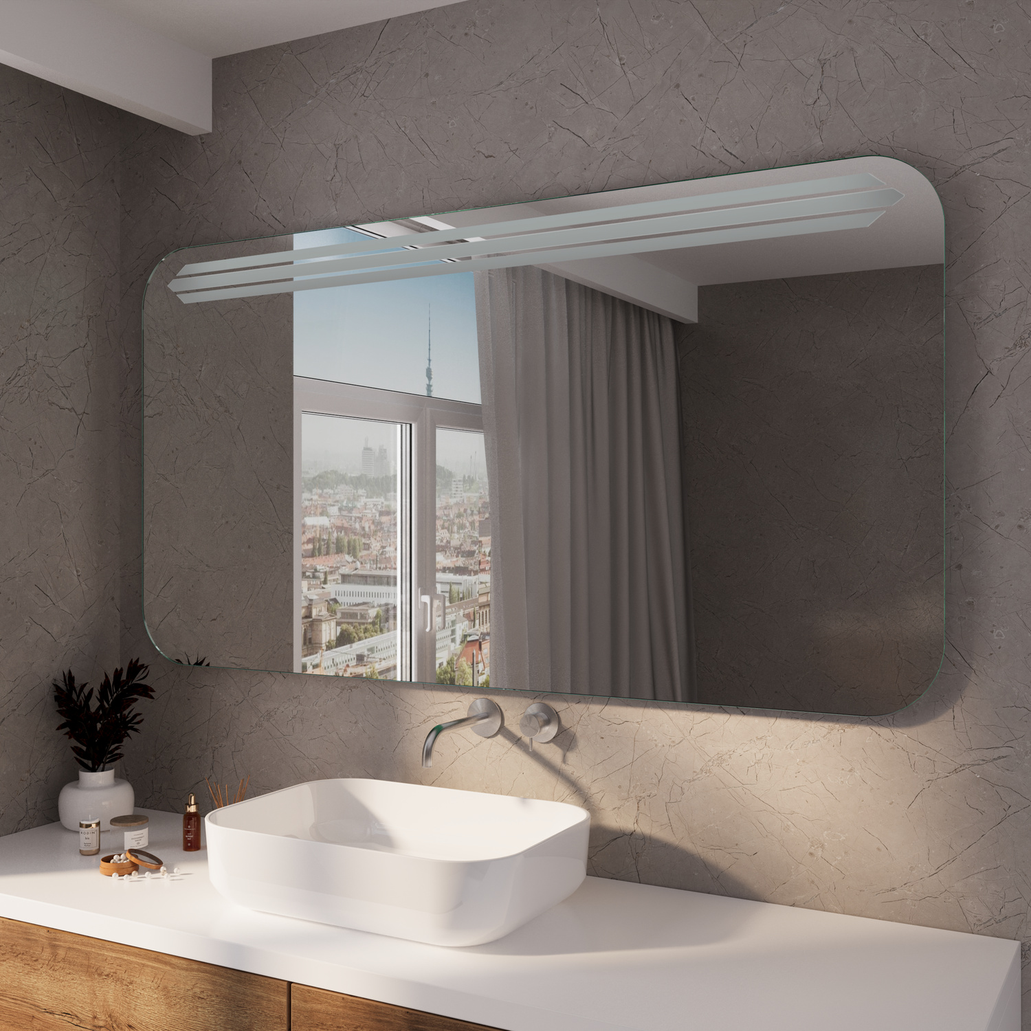 KUMASIS RAD rechteckiger LED-Badspiegel mit ausgeschalteter Beleuchtung, 1500x1500 mm, abgerundete Ecken, zentral über weißem Aufsatzwaschbecken auf hellem Waschtisch, modernes Bad mit grauer Wand, Dekopflanze und großem Fenster mit Vorhang und Stadtblick