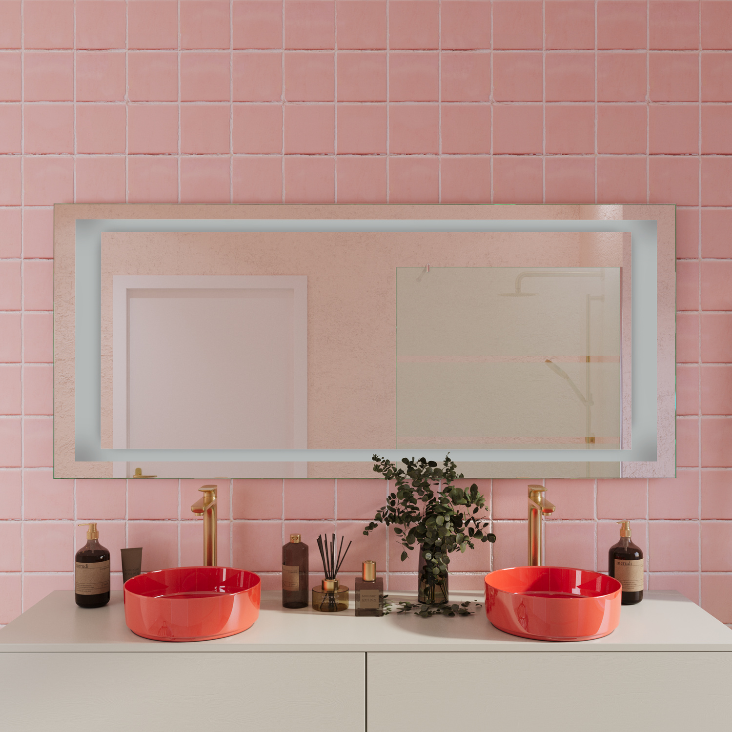 VARESE rechteckiger LED-Badspiegel mit breitem weißem Rahmen, 1500x1500 mm, Beleuchtung ausgeschaltet, über weißem Doppelwaschtisch mit zwei korallroten runden Waschbecken, kupferfarbene Armaturen, rosa geflieste Wand, farbenfrohes modernes Baddesign