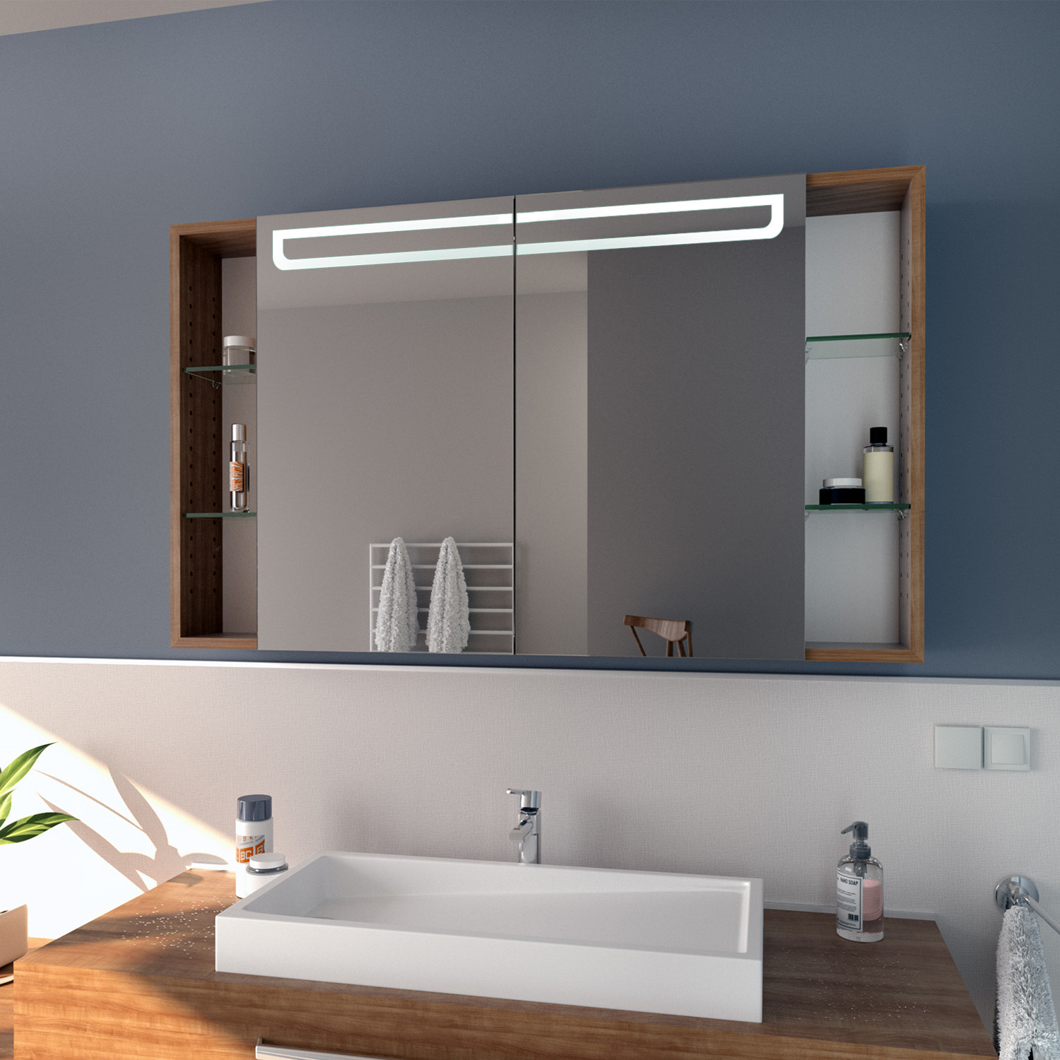 HALDEN SideAngle 1500x1500 Spiegelschrank mit drei Türen und seitlichen Holzregalen in seitlicher Perspektive, eingeschaltete LED-Beleuchtung über weißem Aufsatzwaschbecken und Holzwaschtisch in modernem BadezimmerRetry