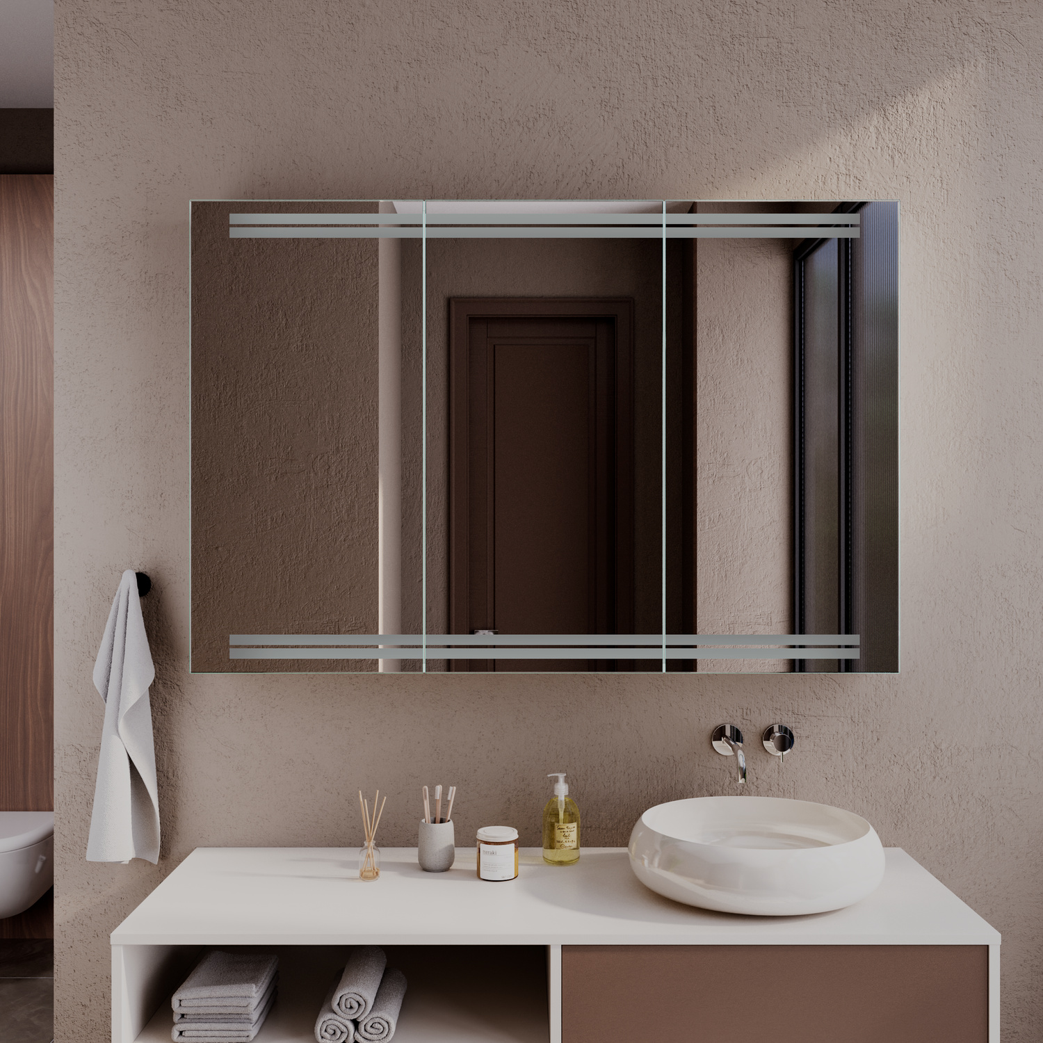 COMINO Spiegelschrank mit LED-Beleuchtung, 1500x1500 mm, geschlossene Spiegeltüren bei ausgeschalteter Beleuchtung, dreiteilige Spiegelfront mit Aluminiumrahmen, montiert über weißem Waschtisch mit rundem Aufsatzwaschbecken und offenen Ablagefächern, mini