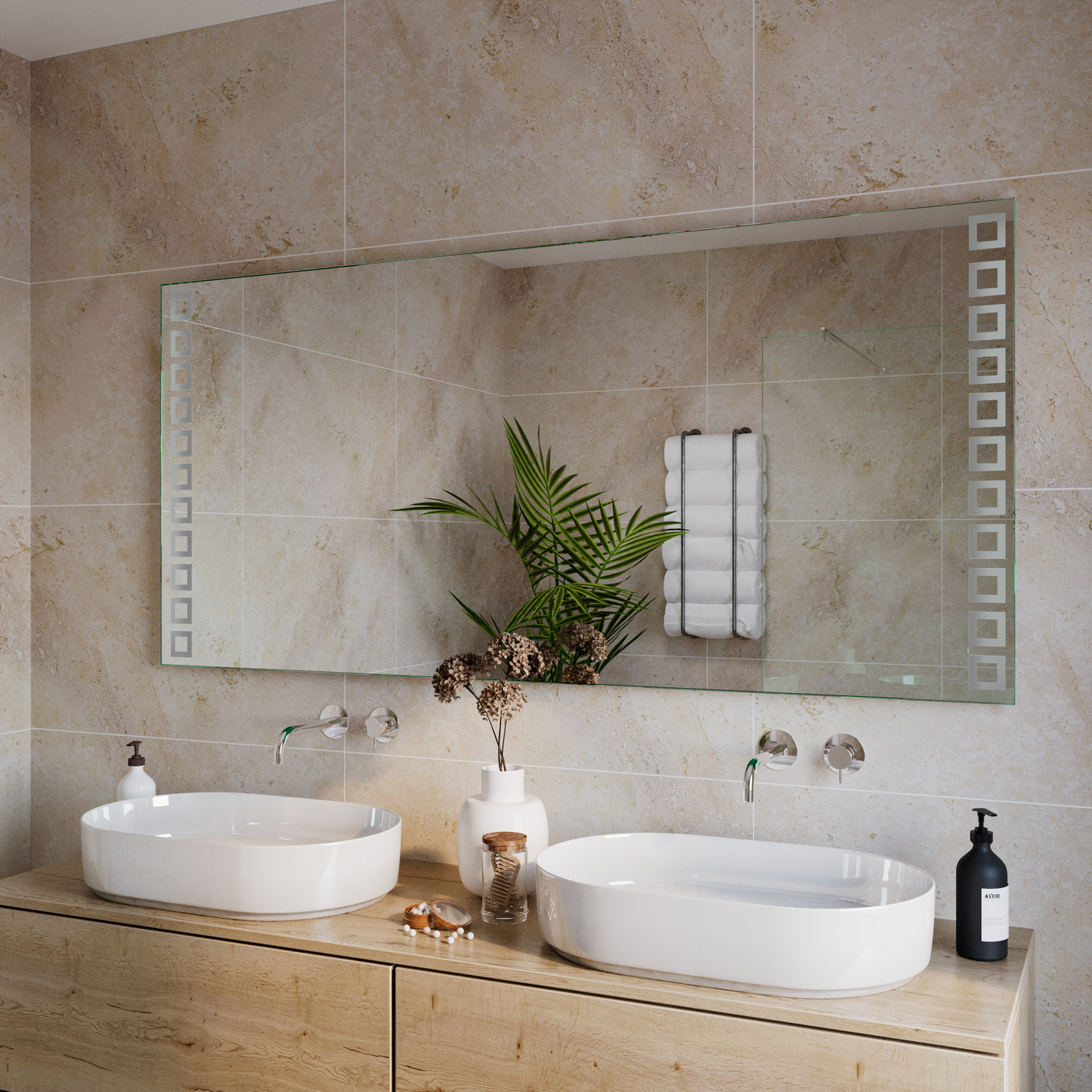VALENCE LED-Badspiegel in Seitenansicht mit ausgeschalteter Beleuchtung, 1500x1500 mm, dekorative Quadratelemente seitlich, über Holz-Doppelwaschtisch mit zwei ovalen Aufsatzwaschbecken, Wandarmaturen, beige Natursteinfliesen, Grünpflanze und Deko