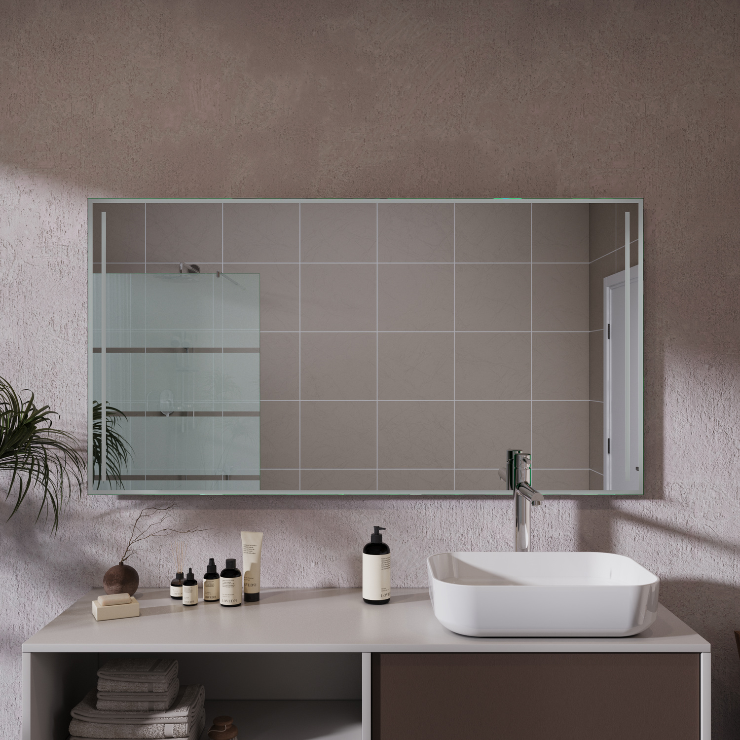 MANFREDONIA Badspiegel ohne Beleuchtung, 1500x1500 mm, ausgeschaltete LED-Hintergrundbeleuchtung, über weißem rechteckigem Waschbecken auf hellem Waschtisch, graue Wand, offene Regale, Pflanze, Schiebetür, modernes minimalistisches Baddesign