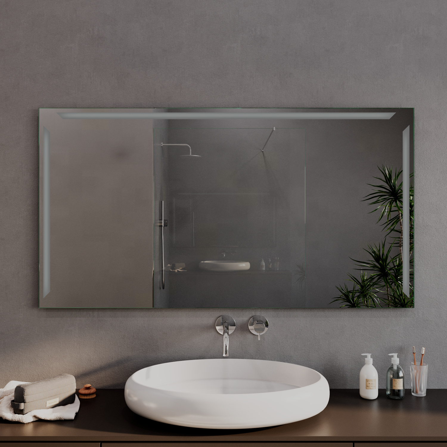 Gap rechteckiger LED-Badspiegel mit ausgeschalteter Beleuchtung, 1500x1500 mm, über Doppelwaschtisch mit zwei weißen Aufsatzwaschbecken auf Holzunterschrank, modernes Bad mit dunkelgrauen Fliesen und offenen Regalfächern