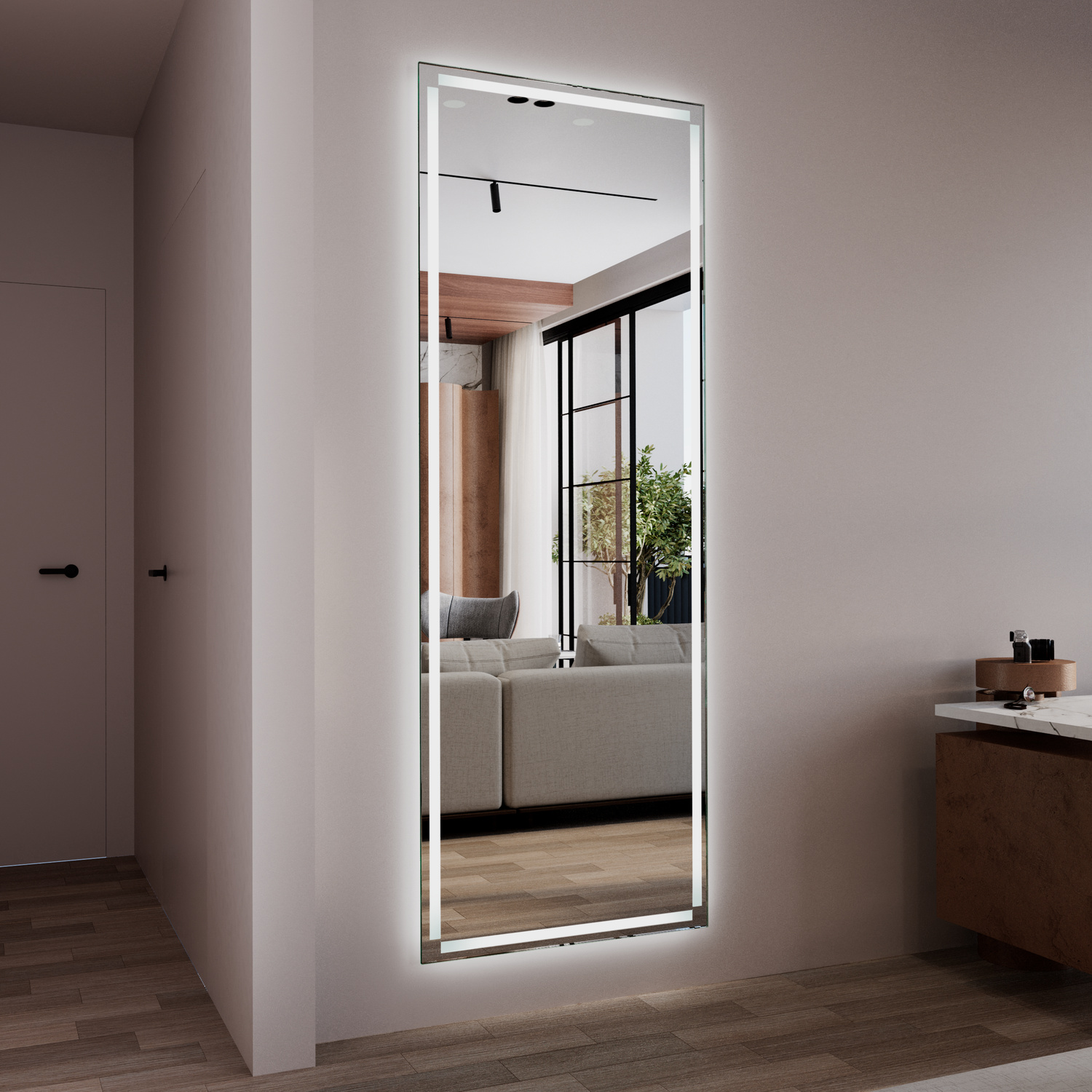 VERONA Ganzkörperspiegel mit umlaufender LED-Beleuchtung in seitlicher Ansicht, bodenlanger Wandspiegel mit weißem Rahmen, reflektiert Badezimmer mit Waschtisch und Fenster, hellrosa Wand, Holzboden, minimalistische moderne Badezimmergestaltung