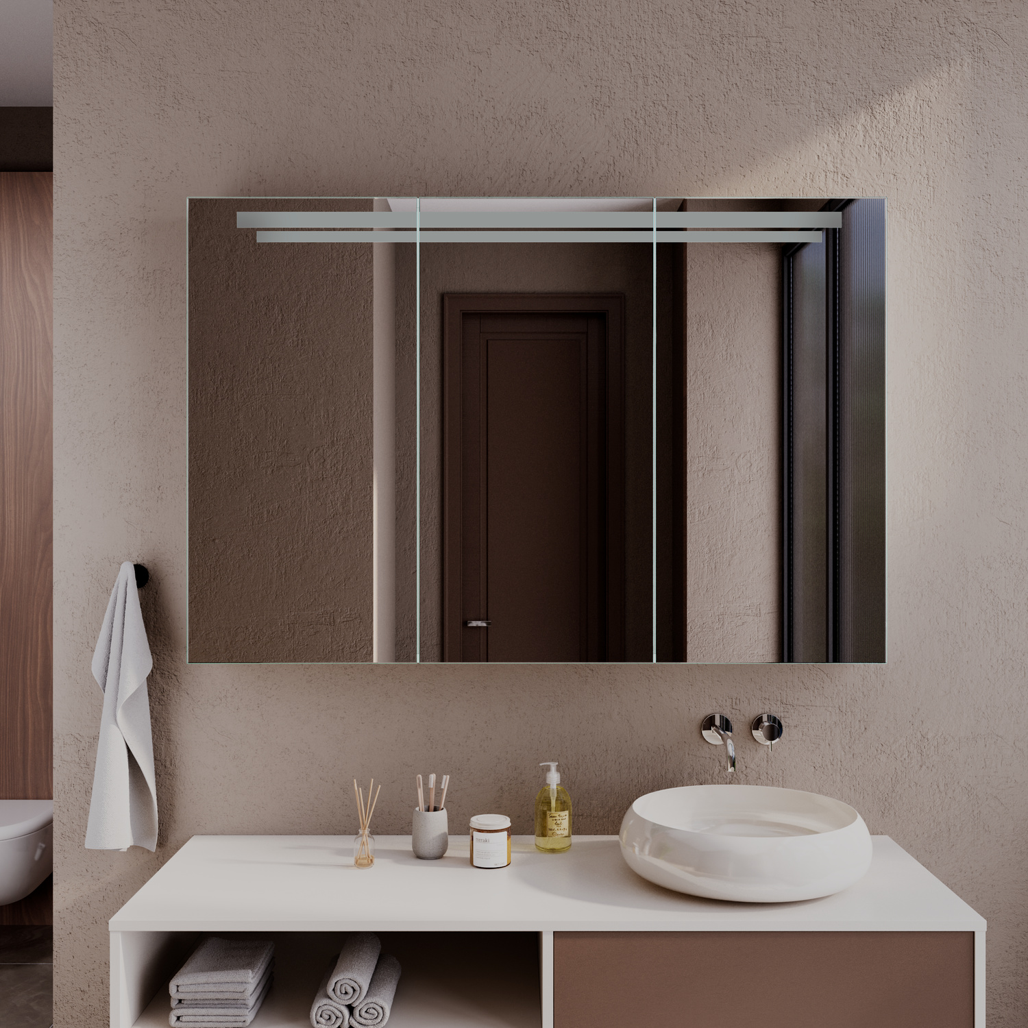 KOPERVIK Spiegelschrank mit drei geschlossenen Spiegeltüren und ausgeschalteter Beleuchtung, 1500x1500 mm, nahe Ansicht, über weißem Aufsatzwaschbecken auf Waschtisch mit offenem Regalfach, modernes Bad in Taupe-Tönen