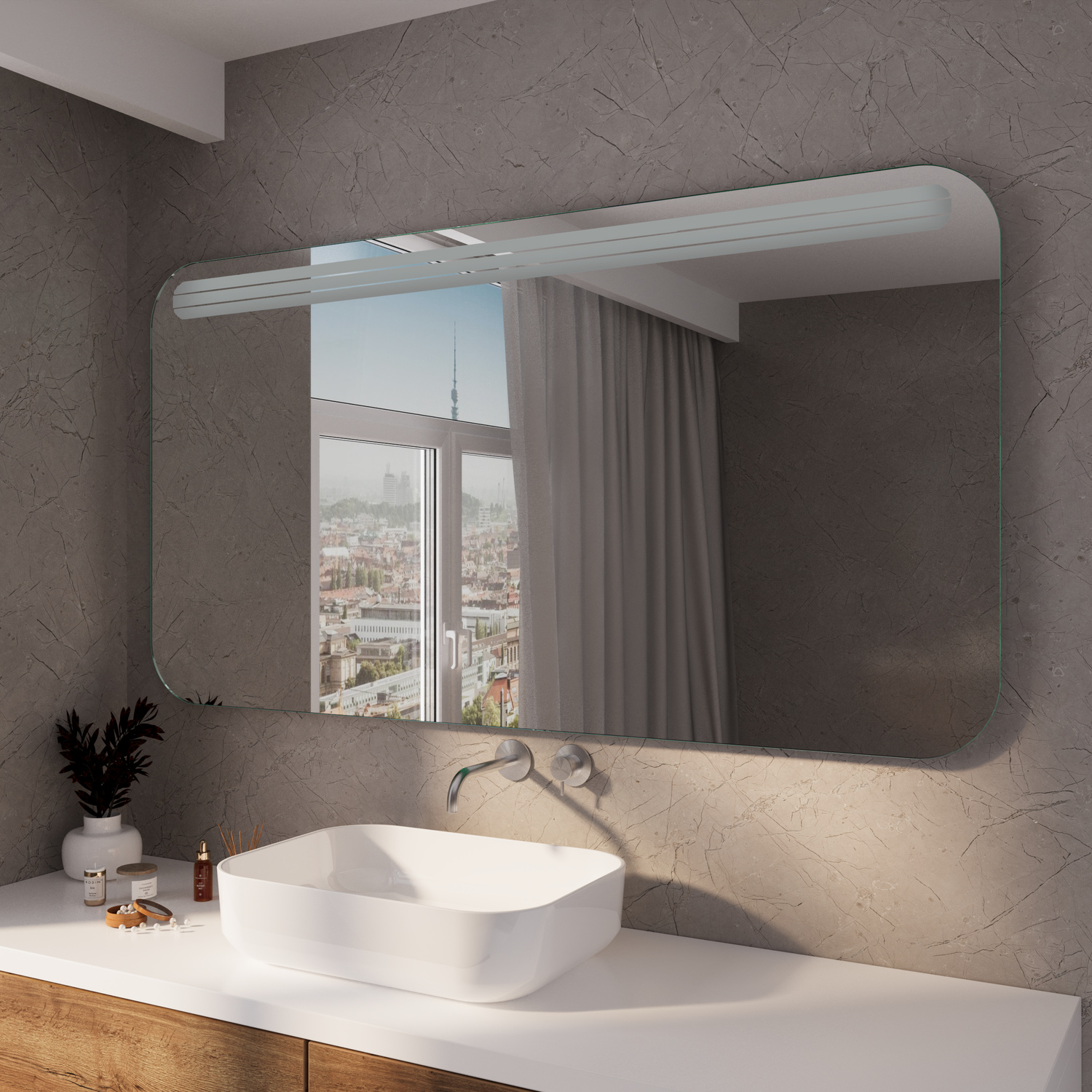 AREVALO RAD LED-Badspiegel mit ausgeschalteter Beleuchtung und abgerundeten Ecken, 1500x1500 mm, über weißem Waschtisch mit rechteckigem Aufsatzwaschbecken, moderne Wandarmaturen, minimalistisches Bad in Grau-Weiß mit Holzdetails, Fenster mit Stadtblick u