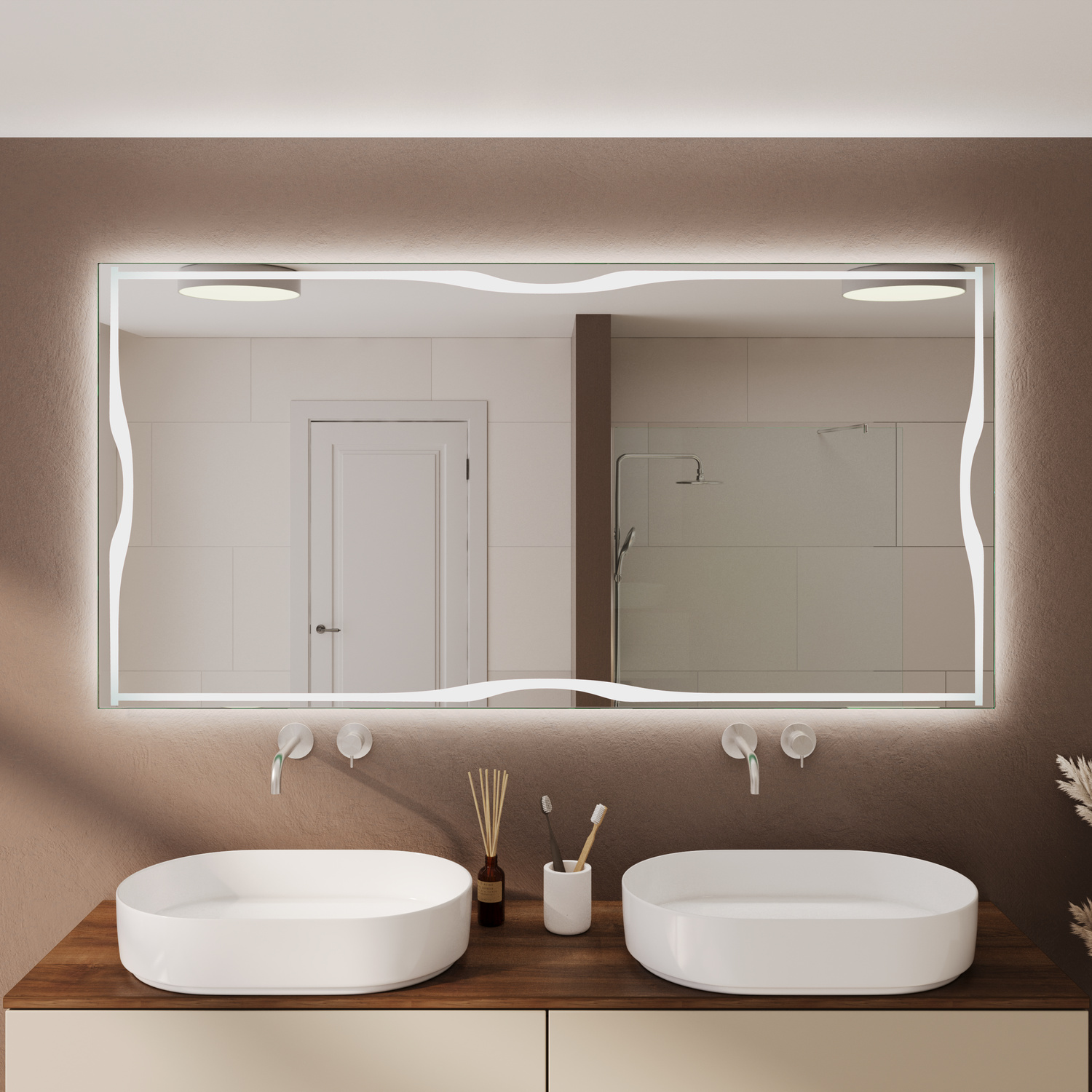 RAGUSA Doppel-Badspiegel in Nahansicht mit eingeschalteter LED-Beleuchtung, 1500x1500 mm, warmweißer Lichtrahmen oben und unten leuchtend, über zwei weißen ovalen Waschbecken auf Holzwaschtisch, braune Wand, Chrom-Armaturen, modernes Bad