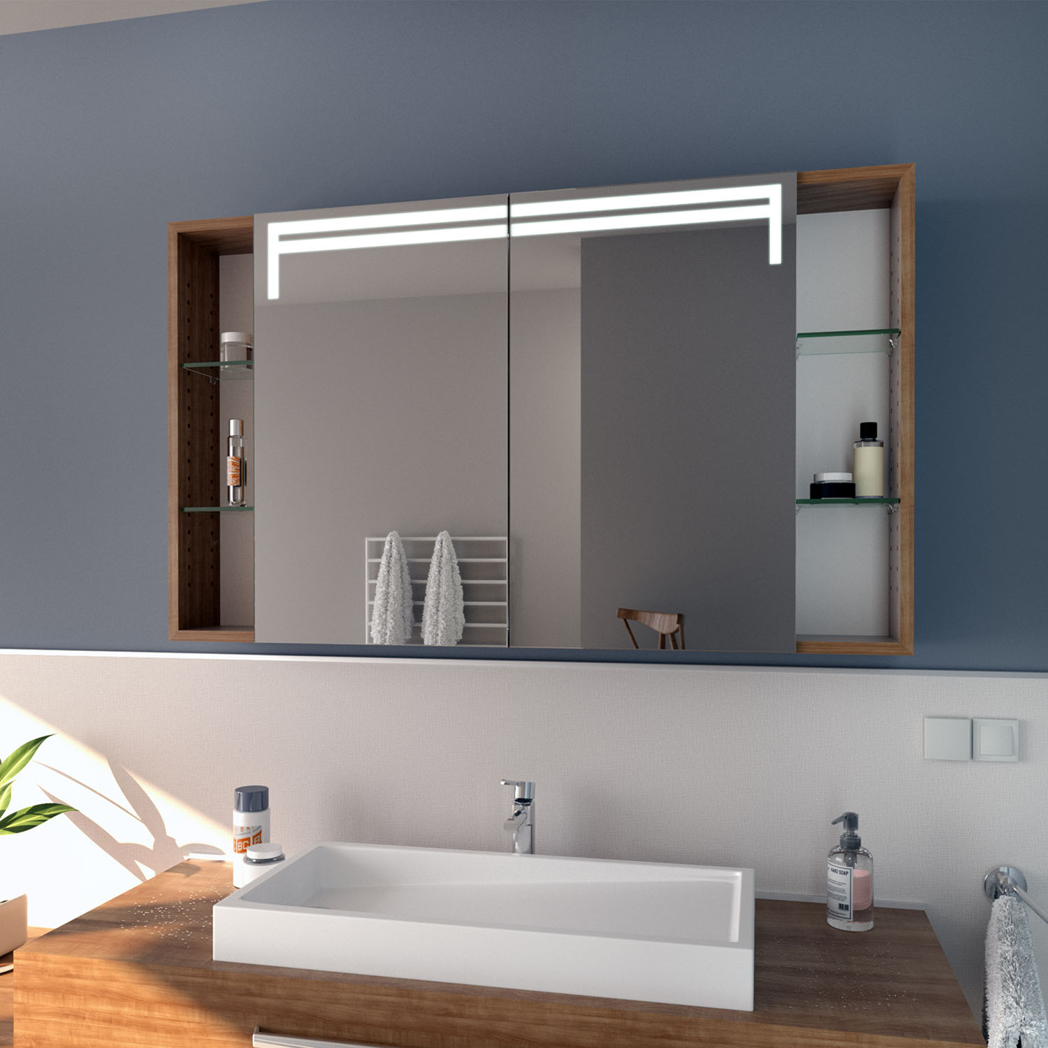 Spiegelschrank Lark in Seitenansicht mit LED-Beleuchtung und offenen Holzregalen über einem rechteckigen AufsatzwaschbeckenRetry