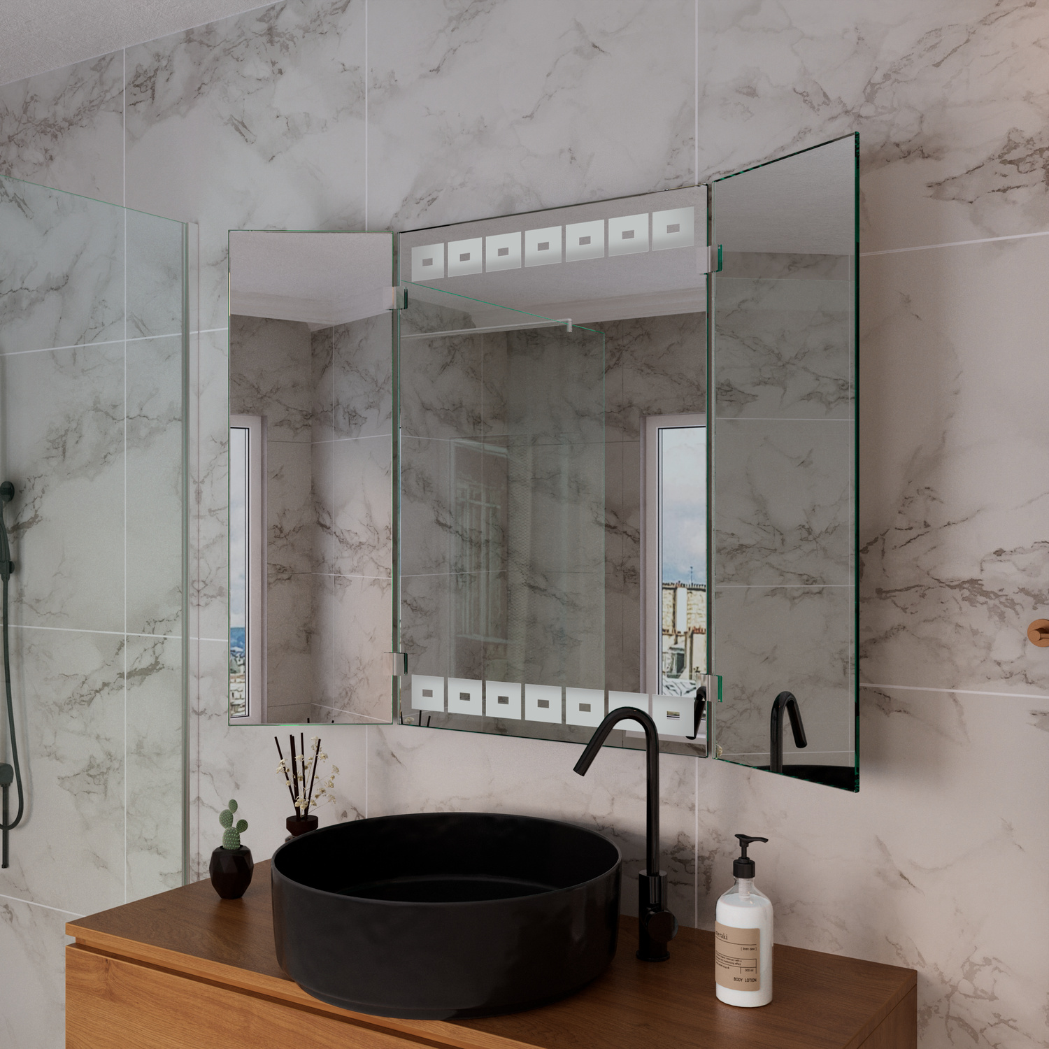 Avignas Spiegelschrank mit drei Flügeltüren, 1500x1500 mm, Seitenansicht ausgeschaltet, geschlossene Spiegeltüren mit LED-Spots oben, über schwarzem Waschbecken auf Holzplatte, Marmorbad mit Glasdusche