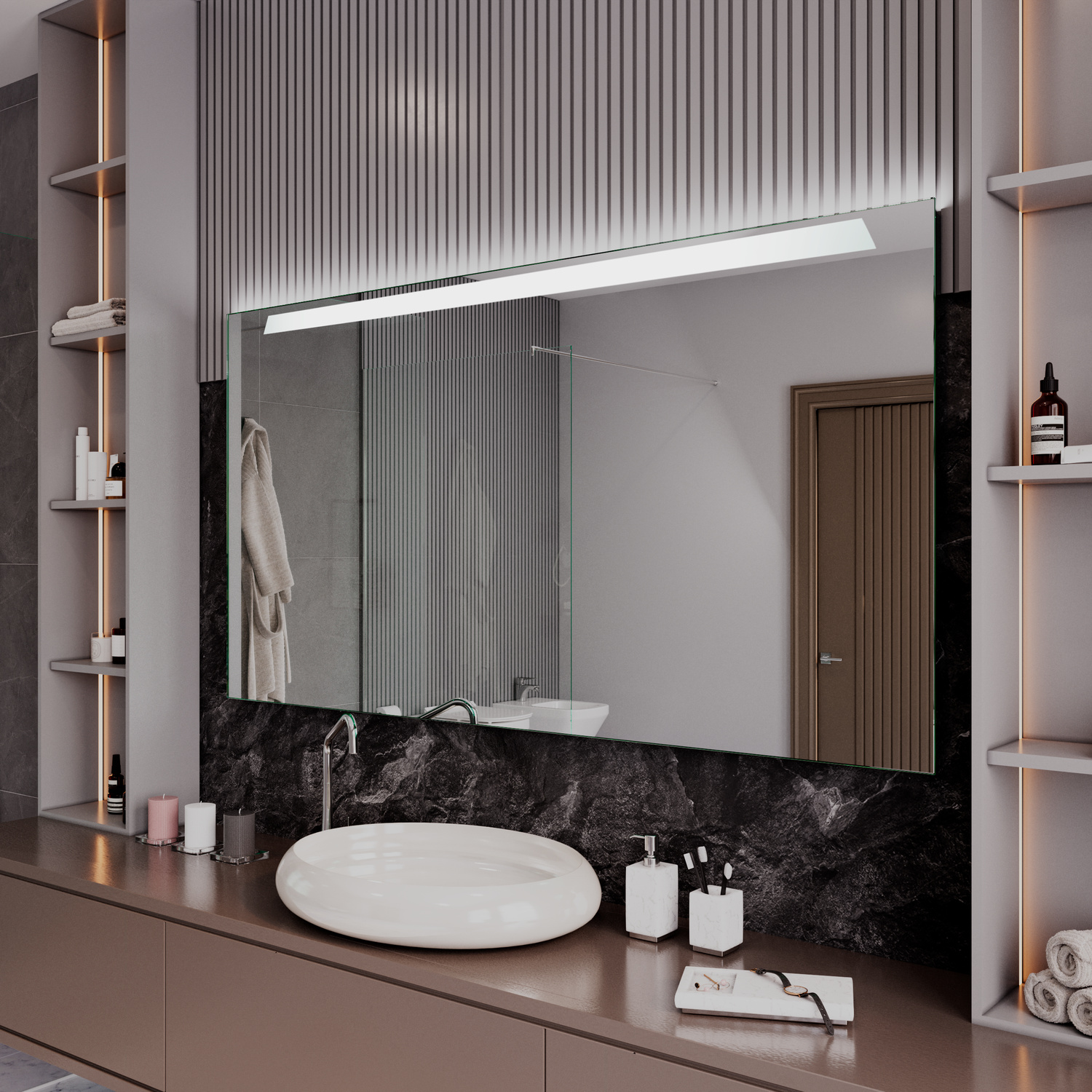 CALELLA LED-Badspiegel mit eingeschalteter Beleuchtung, 1500x1500 mm, rechteckig mit leuchtender oberer LED-Leiste, seitliche Perspektive, über weißem ovalem Aufsatzwaschbecken auf dunklem Waschtisch, schwarze Marmor-Rückwand, schwarze Armatur, luxuriöses