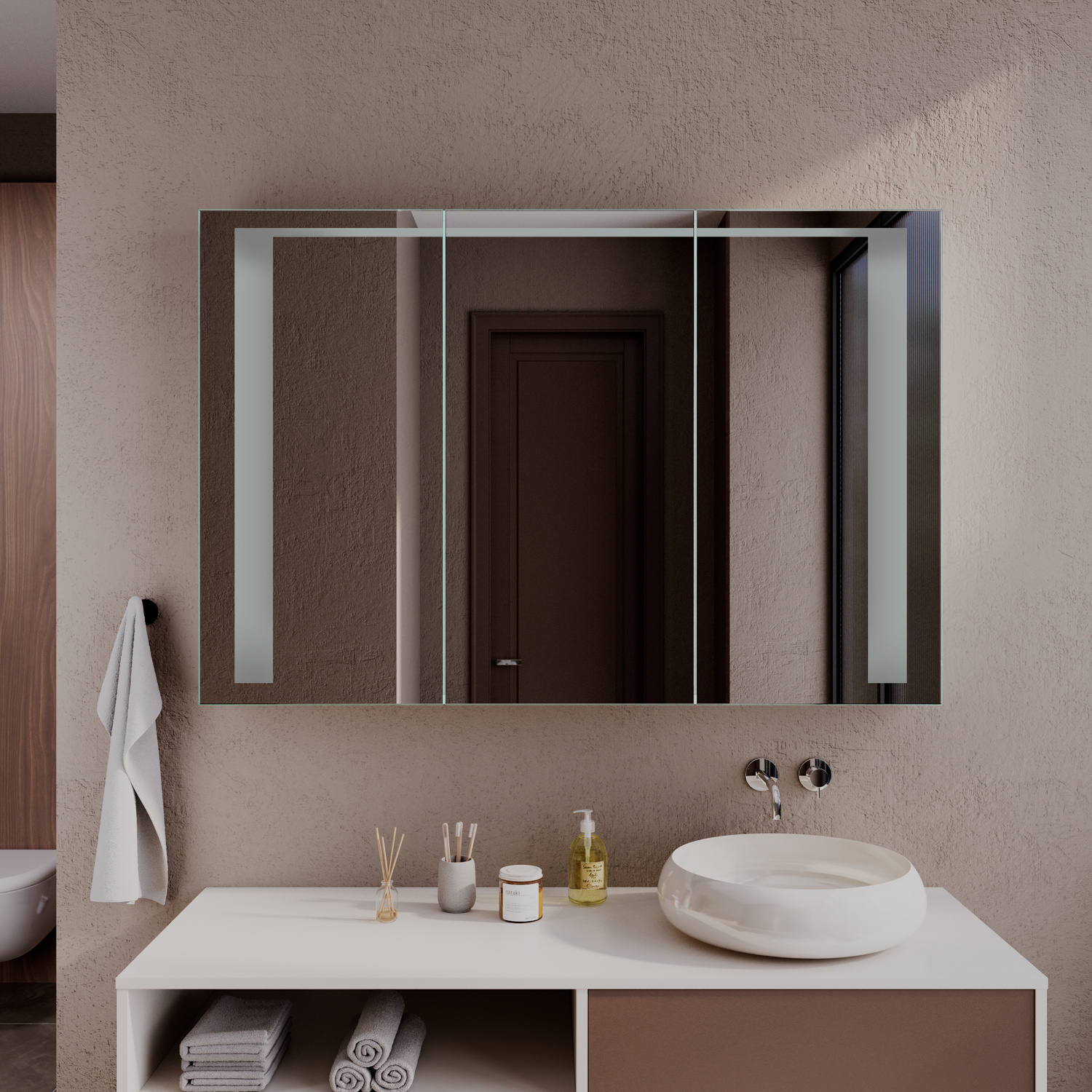 BERGEN LED-Spiegelschrank mit ausgeschalteter Beleuchtung, 1500x1500 mm, drei Türen mit dunklem Rahmen, über weißem Waschtisch mit rundem Aufsatzwaschbecken und taupefarbener Front, beige Wand, moderne Wandarmaturen, Nahaufnahme