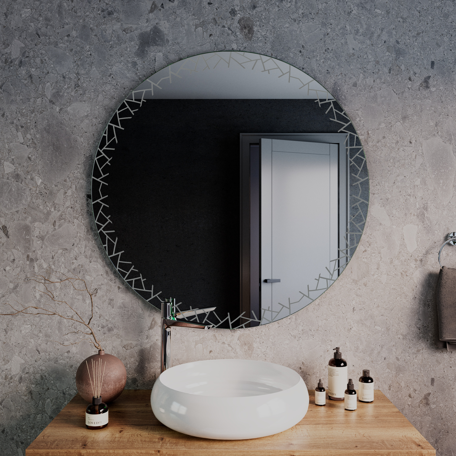 LDR503 runder Badspiegel mit Kristallrahmen, 1500x1500 mm, ausgeschaltet, Nahaufnahme über Holzwaschtisch mit weißem rundem Waschbecken und Accessoires, graue Betonwand, Spiegelung zeigt weiße Tür, minimalistisches industrielles Bad