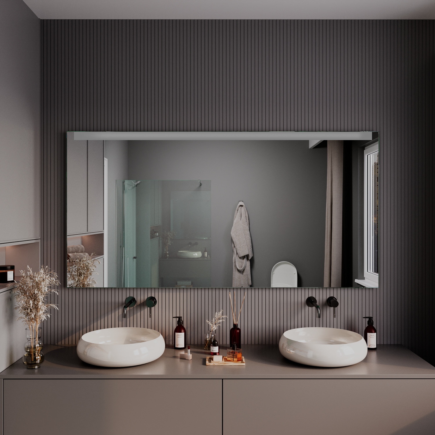 Vence Badspiegel ausgeschaltet, 1500x1500 mm, Nahaufnahme mit rechteckigem Spiegel in silbernem Rahmen über Doppelwaschtisch, weiße ovale Aufsatzwaschbecken auf grau-beiger Platte, dunkelgraue geriffelte Wand, schwarze Armaturen, modernes elegantes Bad
