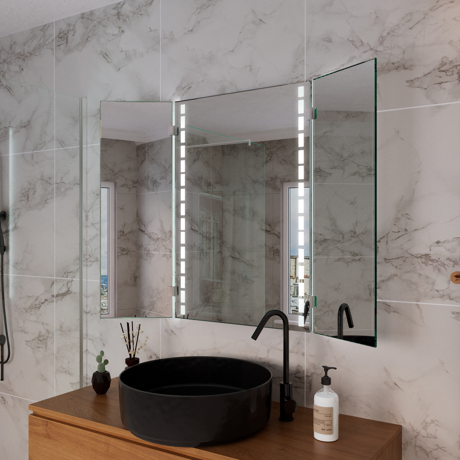 FORMENTERAS LED-Badspiegel mit ausgeschalteter Beleuchtung, 1500x1500 mm, dreiteiliger Spiegelschrank mit seitlichen LED-Streifen, seitliche Perspektive, über schwarzem rundem Aufsatzwaschbecken auf Holzwaschtisch, Marmorfliesen-Wand, schwarze Armaturen
