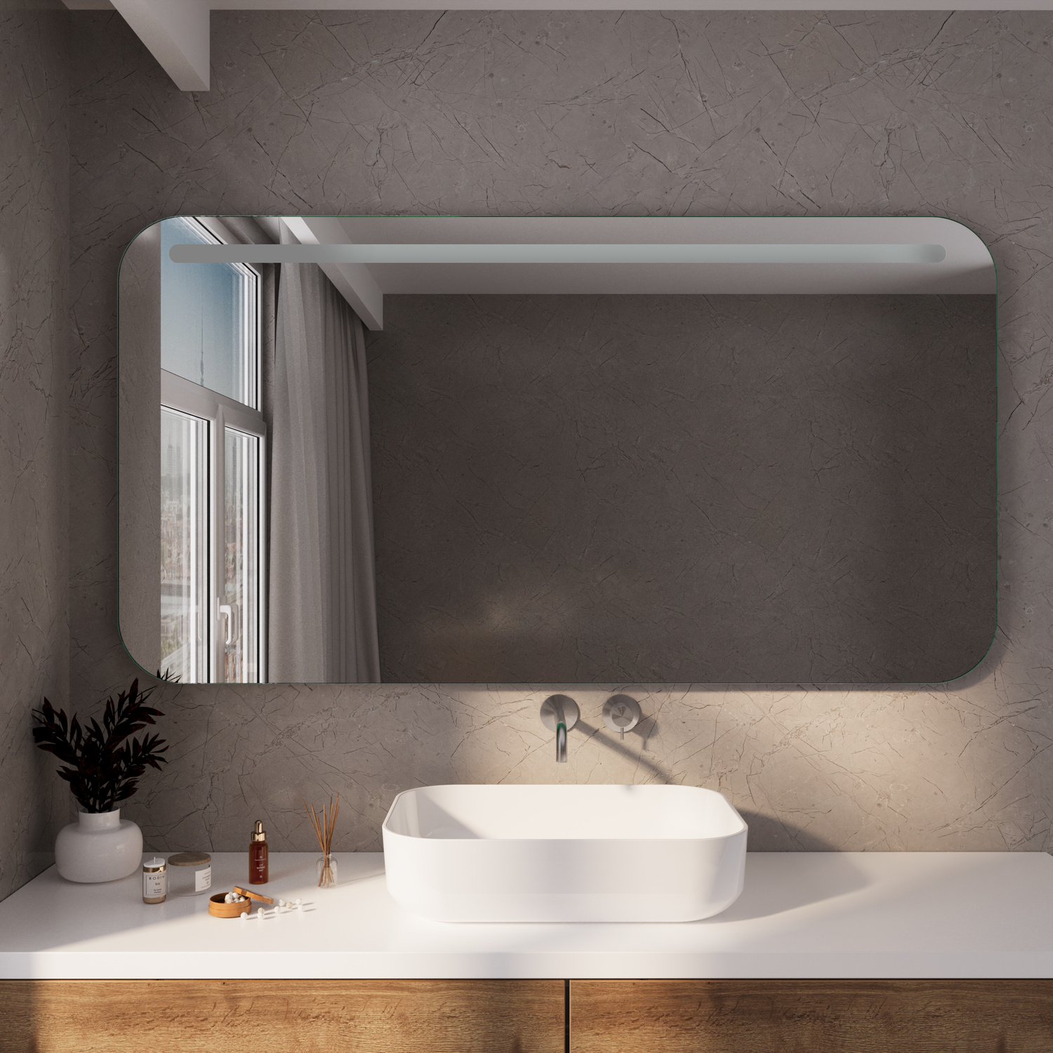 CRATO RAD rechteckiger LED-Badspiegel mit abgerundeten Ecken und ausgeschalteter Beleuchtung, 1500x1500 mm, über weißem Waschtisch mit rundem Aufsatzwaschbecken, goldene Armatur, graue Betonwand, minimalistisches Bad mit Fenster, Frontalansicht