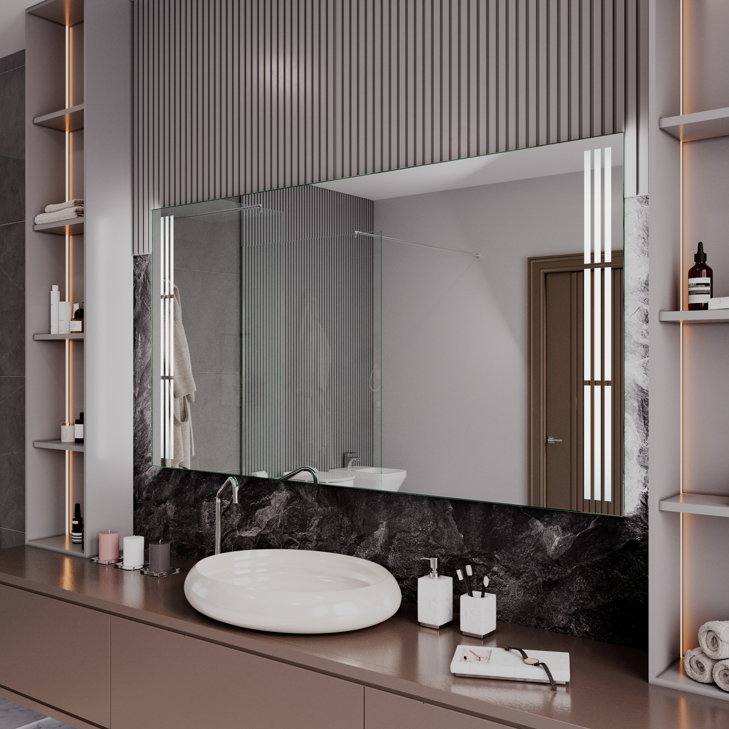 IBIZA LED-Badspiegel mit eingeschalteter Beleuchtung, 1500x1500 mm, rechteckig mit leuchtenden seitlichen vertikalen LED-Streifen, seitliche Perspektive, über weißem ovalem Aufsatzwaschbecken auf dunklem Waschtisch, schwarze Marmor-Rückwand, luxuriöses Ba