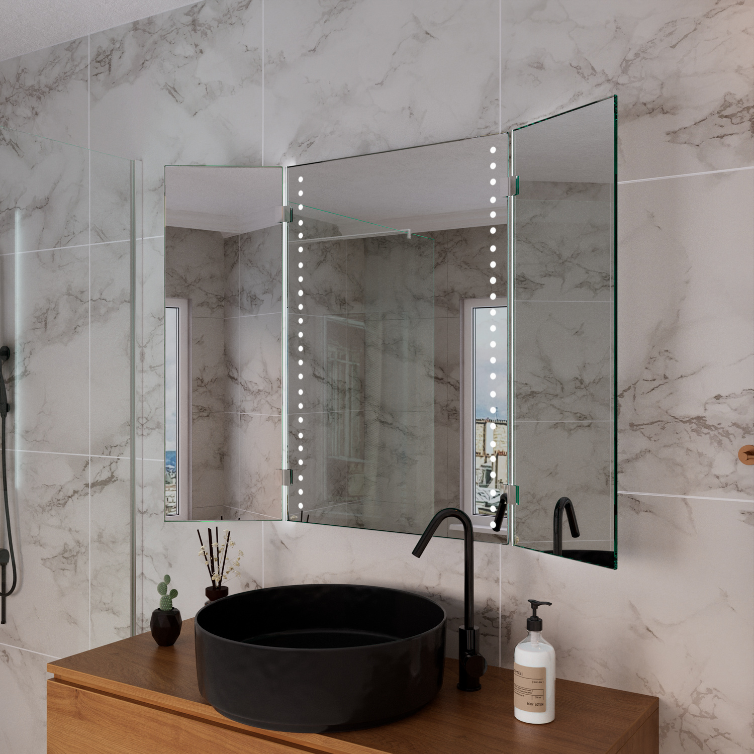 DOUALAS rechteckiger LED-Spiegelschrank mit Seitenspiegeln und eingeschalteter Beleuchtung, 1500x1500 mm, leuchtend mit warmweißen LED-Punkten, seitliche Perspektive, über schwarzem rundem Aufsatzwaschbecken auf Holzwaschtisch, luxuriöses Bad mit Marmor