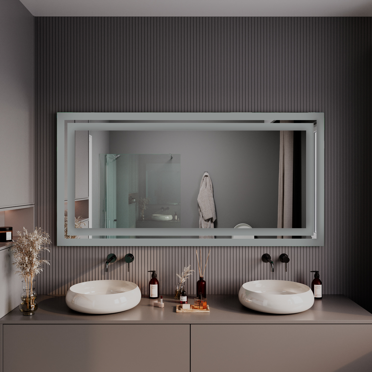 VIGEVANO rechteckiger LED-Badspiegel Nahaufnahme mit weißem Rahmen, 1500x1500 mm, Beleuchtung ausgeschaltet, über grauem Doppelwaschtisch mit zwei weißen ovalen Waschbecken, schwarze Wandarmaturen, dunkelgraue geriffelte Wand, modernes elegantes Bad