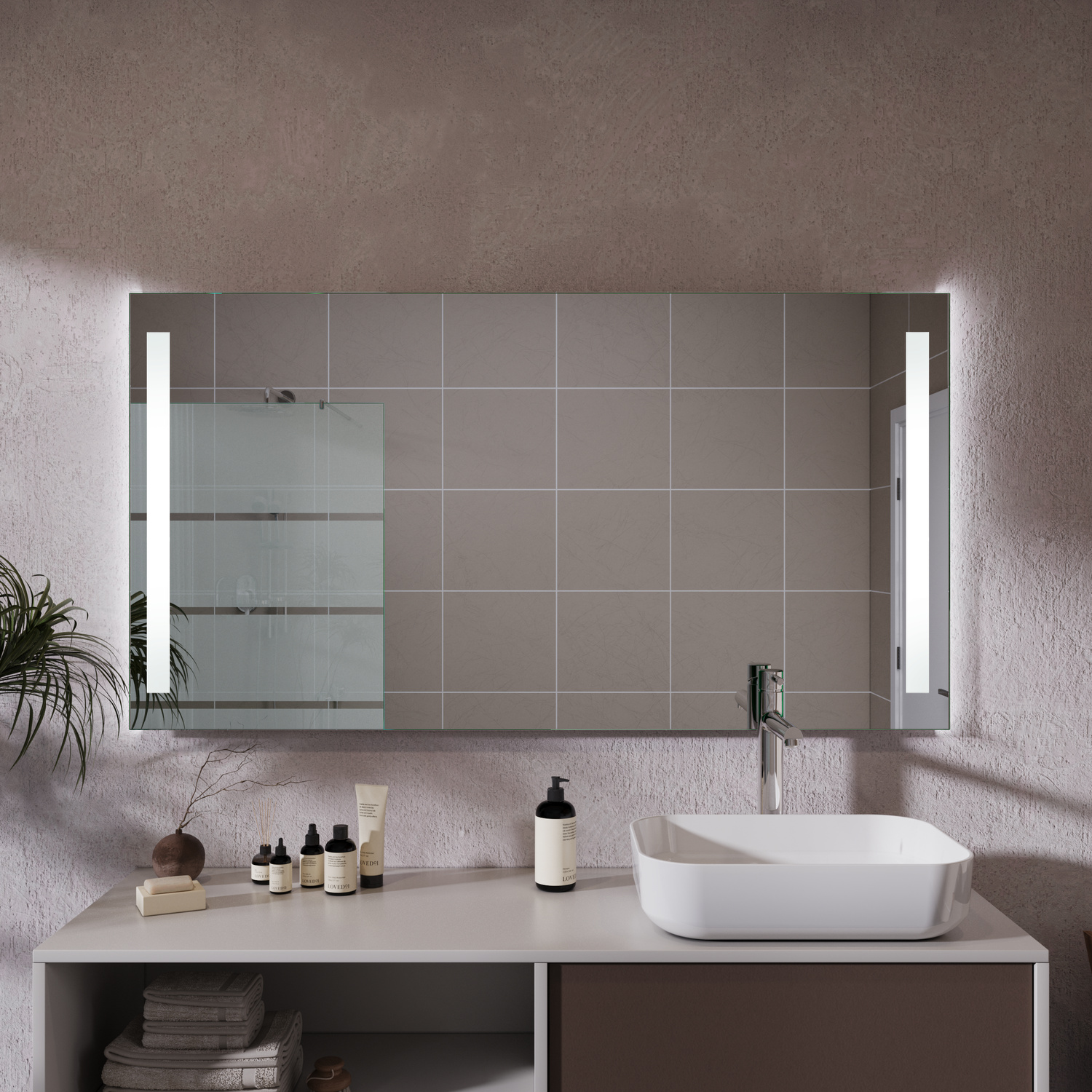 Badspiegel Tulle mit eingeschalteter seitlicher LED-Beleuchtung über einem weißen Aufsatzwaschbecken in einem minimalistischen Badezimmer mit hellgrauen Fliesen und strukturierter WandgestaltungRetry