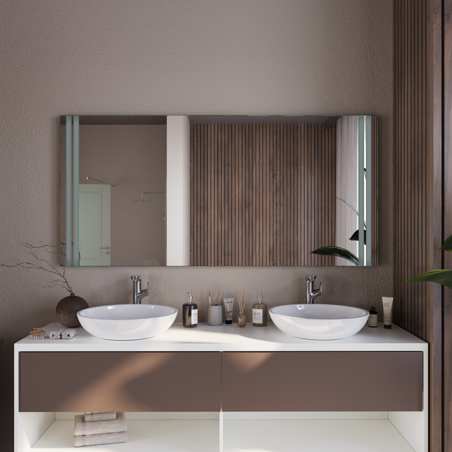 Porto Colom rechteckiger LED-Badspiegel mit ausgeschalteter Beleuchtung, 1500x1500 mm, über Doppelwaschtisch mit zwei weißen Aufsatzwaschbecken, taupefarbener Waschtisch mit offenem Regalfach, modernes Bad mit Holzwand