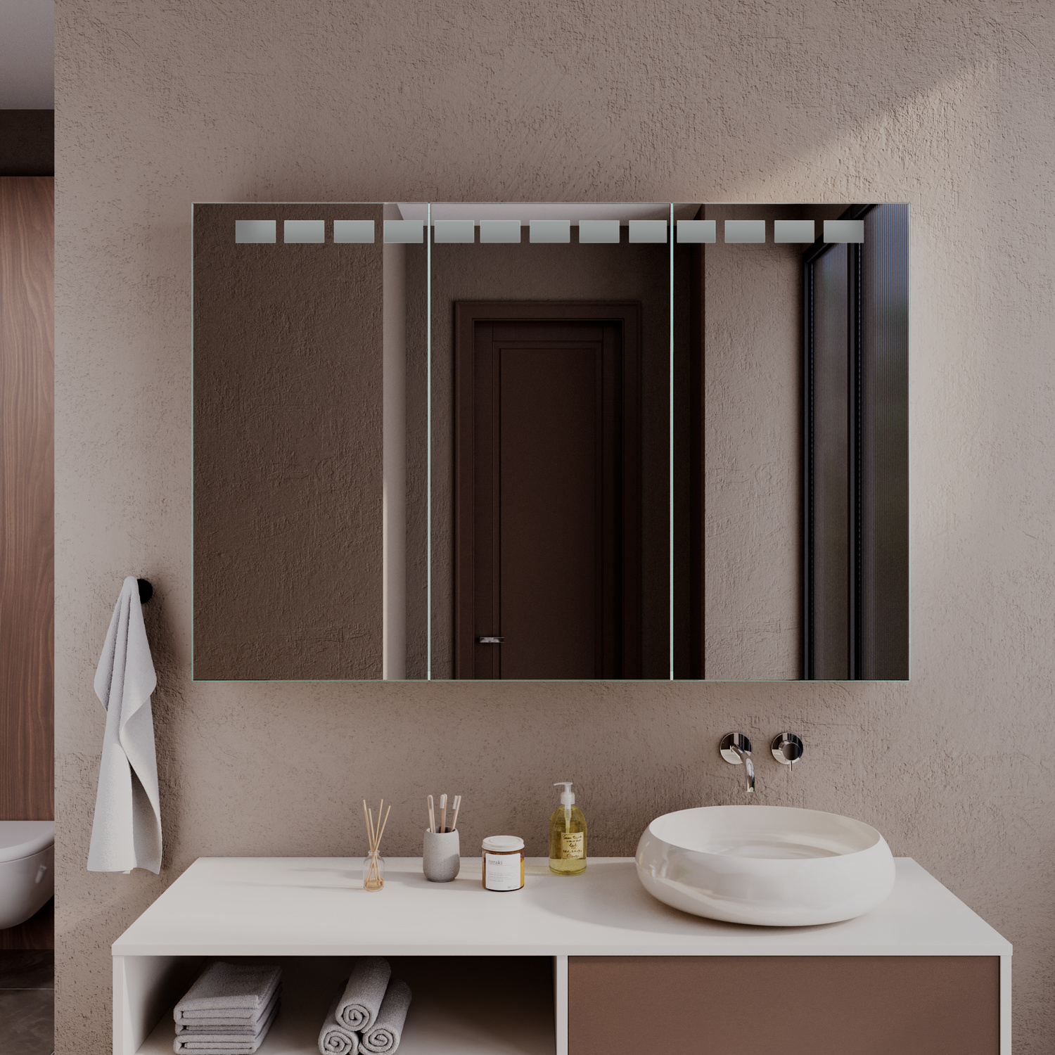 ROSKILDE LED-Spiegelschrank mit ausgeschalteter Beleuchtung, 1500x1500 mm, drei Türen mit dunklem Rahmen, über weißem Waschtisch mit rundem Aufsatzwaschbecken und taupefarbener Front, beige Wand, moderne Wandarmaturen, Nahaufnahme, elegantes Bad