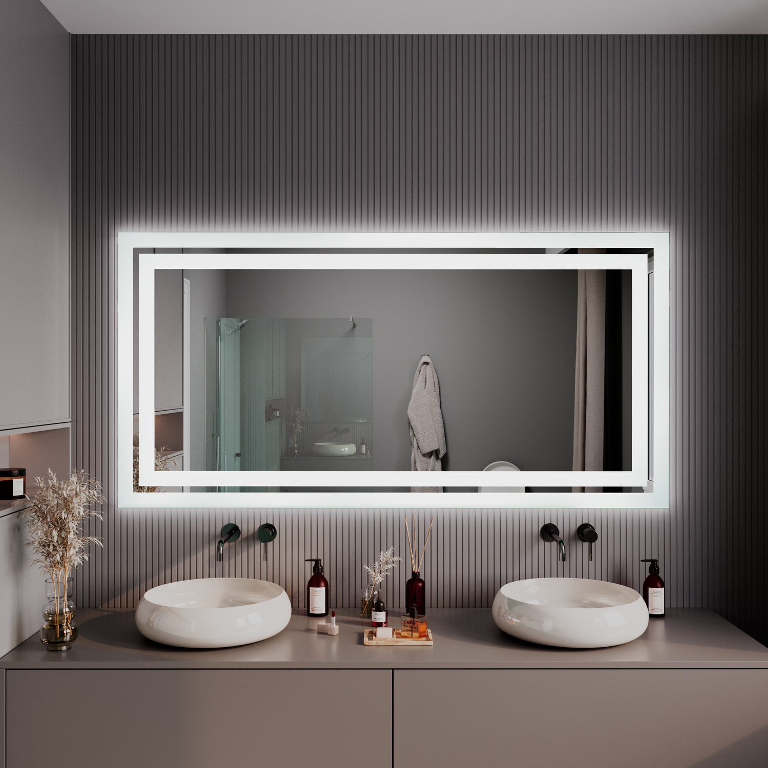 VIGEVANO rechteckiger LED-Badspiegel Nahaufnahme mit weißem Rahmen, 1500x1500 mm, eingeschaltete warmweiße LED-Beleuchtung leuchtend, über grauem Doppelwaschtisch mit zwei weißen ovalen Waschbecken, schwarze Armaturen, geriffelte Wand, elegantes Bad