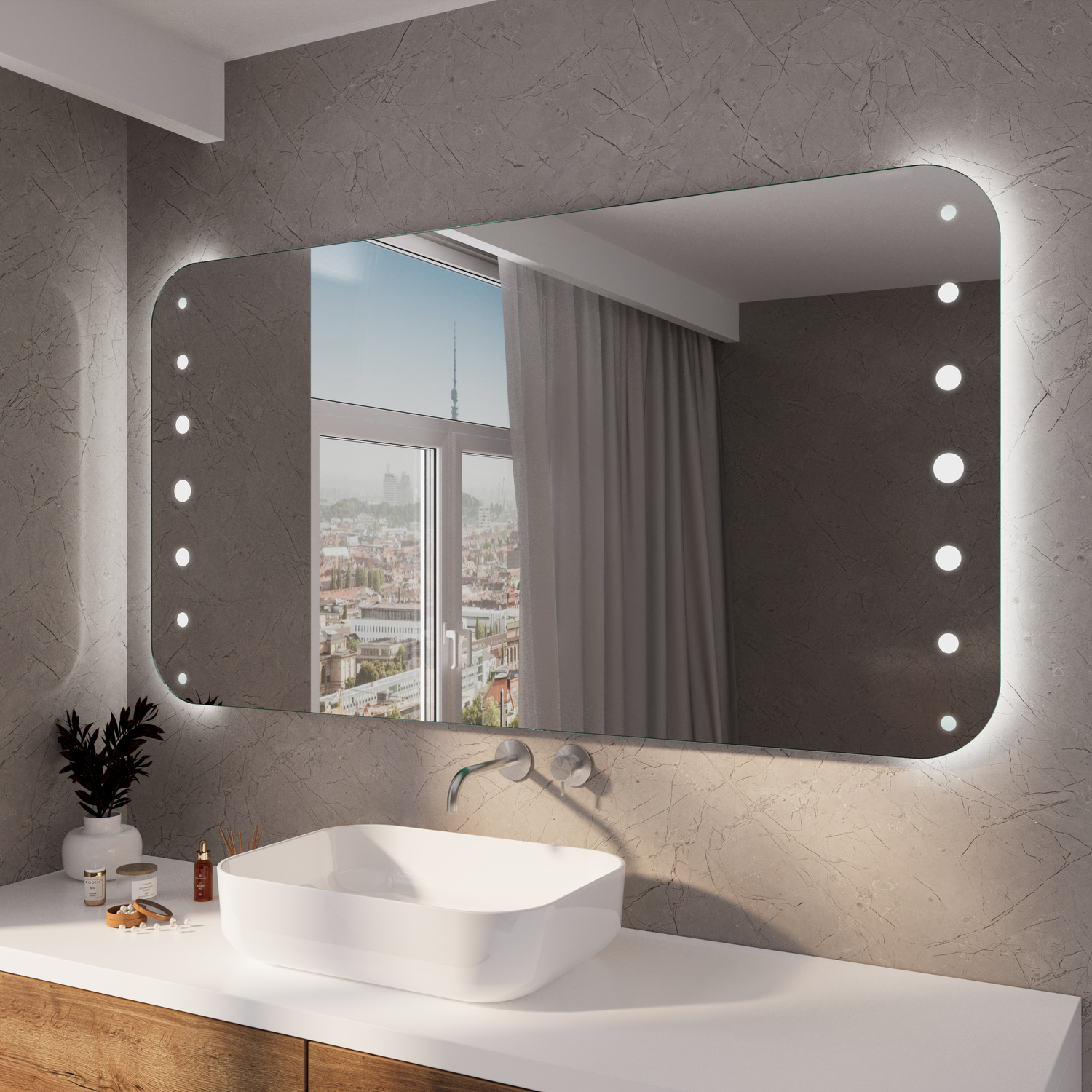 BAHIAS RAD rechteckiger LED-Badspiegel mit eingeschalteter Beleuchtung, 1500x1500 mm, leuchtend mit warmweißem Lichtrahmen und seitlichen LED-Punkten, über weißem rundem Aufsatzwaschbecken, modernes Bad mit Fenster und Stadtblick