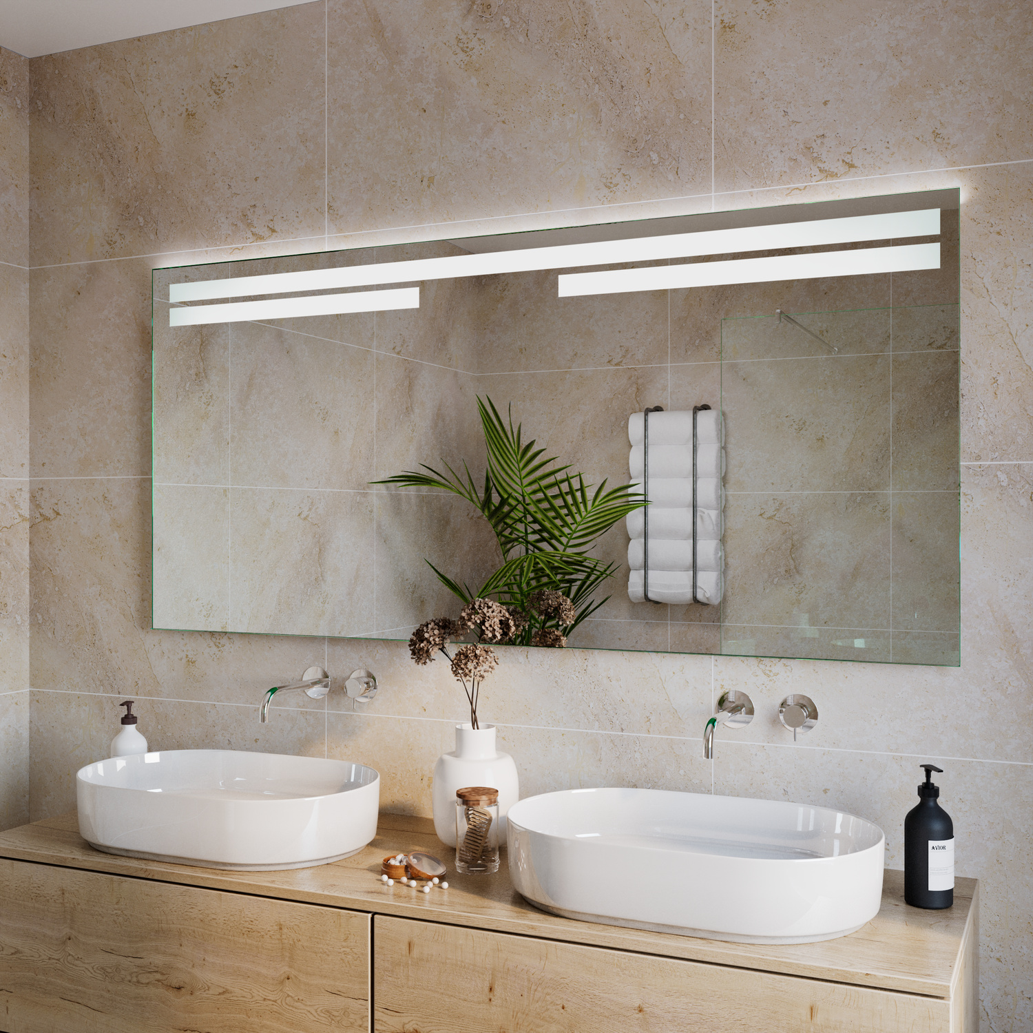 SALOU rechteckiger LED-Badspiegel mit hellem Holzrahmen und eingeschalteter Beleuchtung, 1500x1500 mm, leuchtend mit weißen horizontalen Lichtstreifen oben und unten, über Holzwaschtisch mit zwei weißen ovalen Aufsatzwaschbecken, natürliches Bad