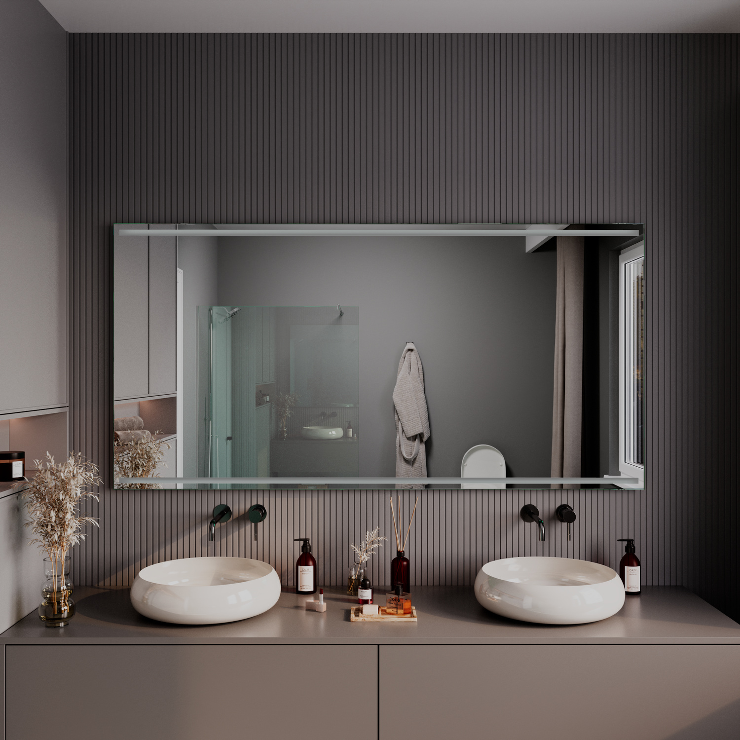CASORIA LED-Badspiegel mit ausgeschalteter Beleuchtung, 1500x1500 mm, rechteckig mit seitlichen vertikalen LED-Streifen, über zwei weißen ovalen Aufsatzwaschbecken auf grauem Waschtisch, dunkle geriffelte Wand, schwarze Armaturen, modernes Bad, Nahaufnahm