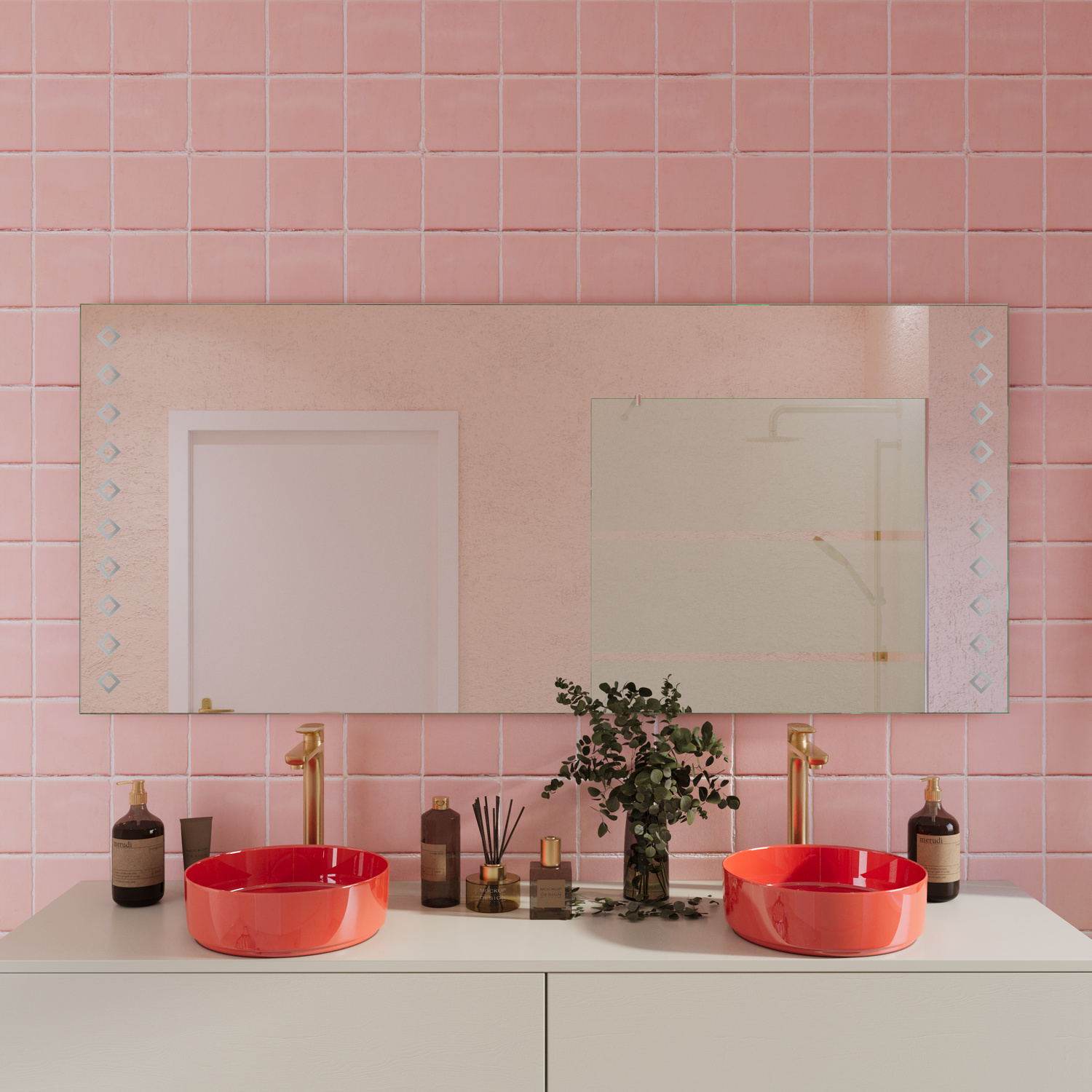 FREJUS rechteckiger LED-Badspiegel mit ausgeschalteter Beleuchtung, 1500x1500 mm, über weißem Doppelwaschtisch mit zwei roten runden Aufsatzwaschbecken, kupferfarbene hohe Armaturen, rosa-beige Fliesenwand, modernes farbenfrohes Bad, Frontalansicht