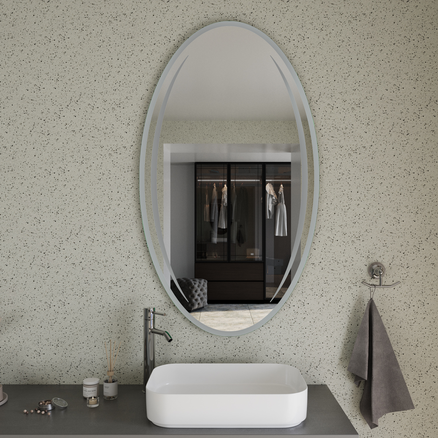 ASIR EL Spiegel 150x150 cm unbeleuchtet in Schrägansicht, ovale Form mit Facettenschliff, über weißem Aufsatzwaschbecken mit schwarzer Armatur an strukturierter Wand