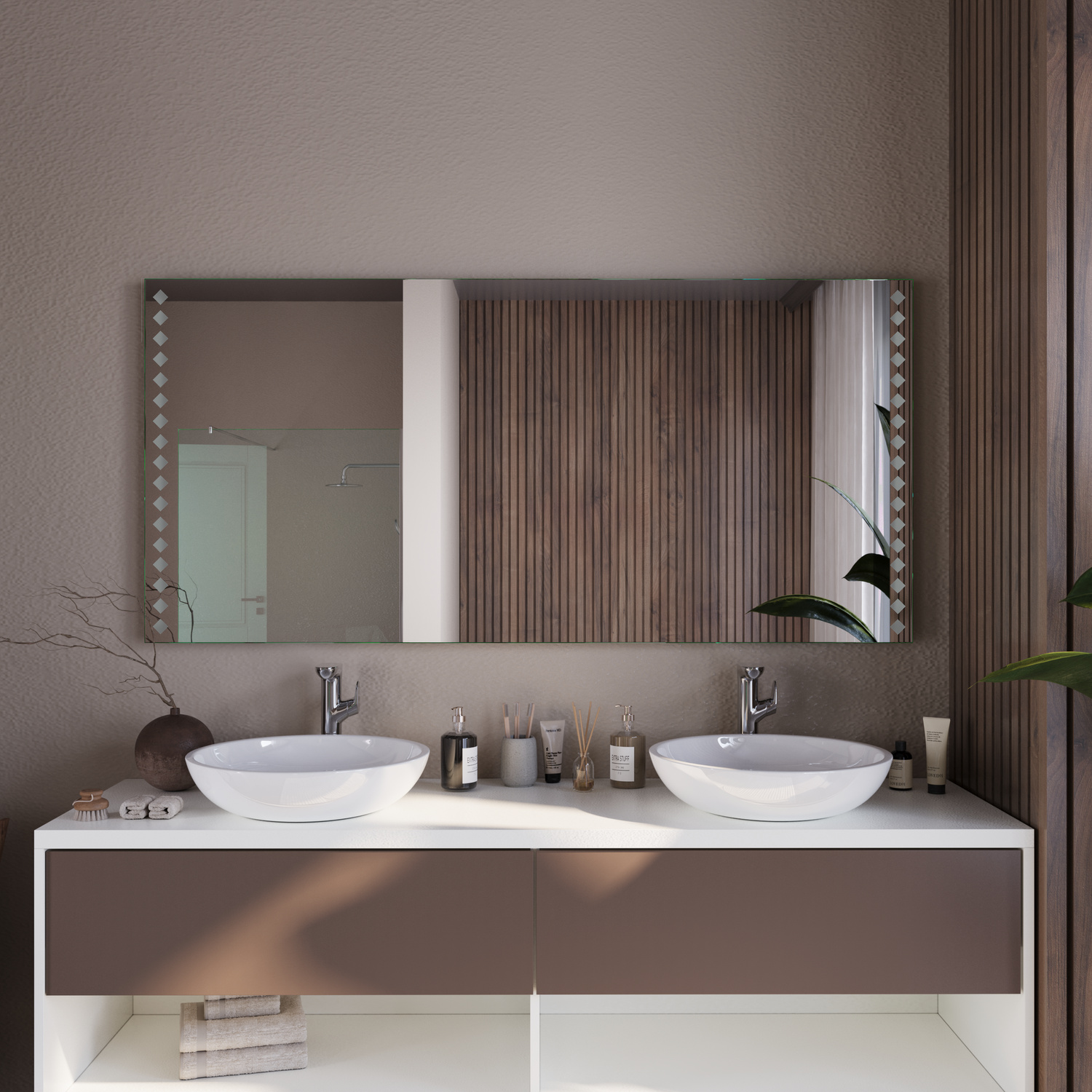 Wandspiegel Provence mit seitlichen LED-Leisten ausgeschaltet, montiert über Doppelwaschtisch mit zwei weißen Aufsatzwaschbecken, beige Unterschrank, geriffelte Holzwand, modernes Doppelbadezimmer