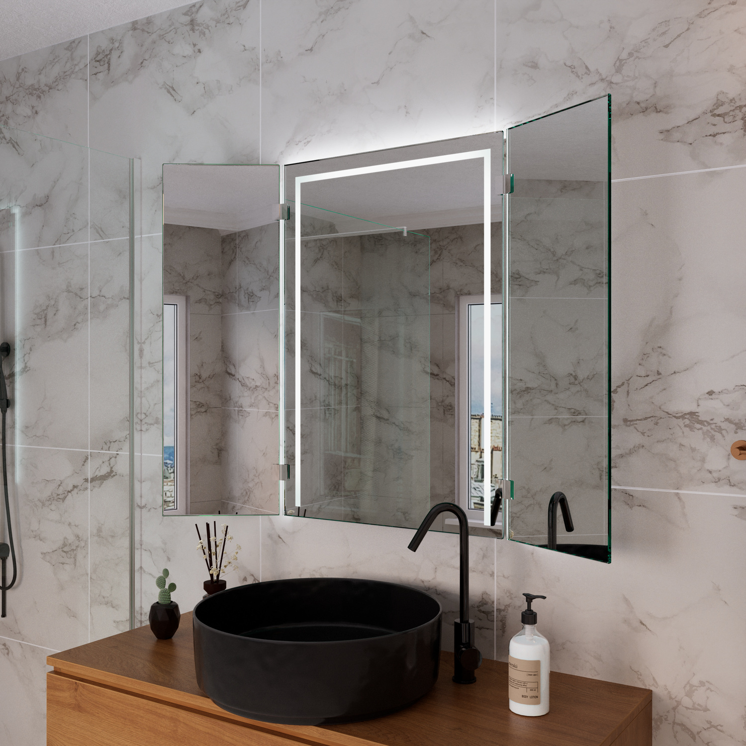 HOLGAS LED-Badspiegel mit eingeschalteter Beleuchtung, 1500x1500 mm, warmweißes Licht im silbernen Rahmen, Seitenansicht mit seitlichen Spiegeln, über Holzwaschtisch mit schwarzem rundem Aufsatzwaschbecken und Wandarmatur, luxuriöses Bad