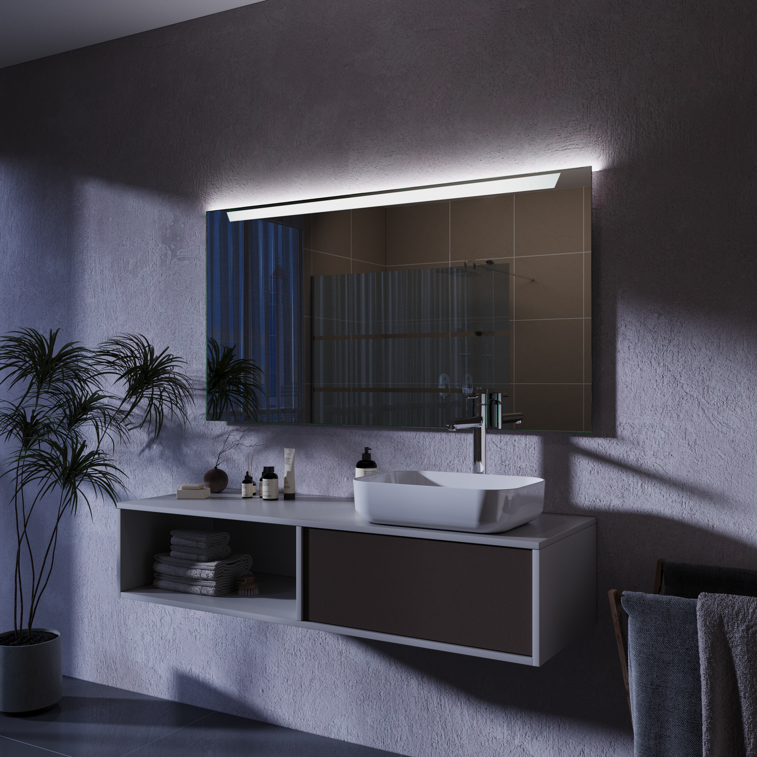 CAMBRILS LED-Badspiegel mit eingeschalteter Beleuchtung, 1500x1500 mm, warmweißes Licht oben, rahmenlos, Nachtaufnahme in dunkelblauem Licht, über zweifarbigem schwebendem Waschtisch mit weißem Waschbecken, modernes Bad mit Betonwand