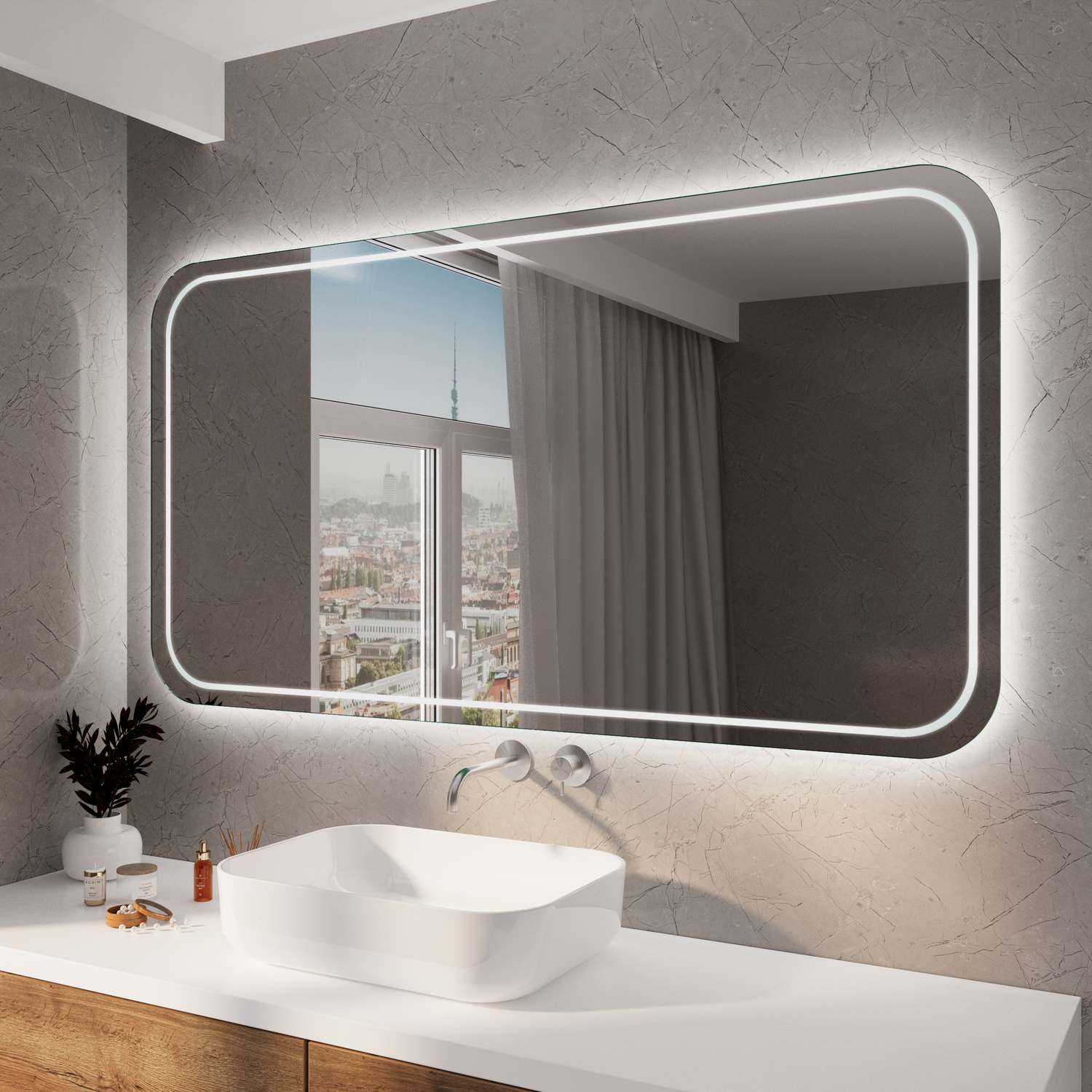 ZARA RAD LED-Badspiegel eingeschaltet, 1500x1500 mm, rechteckiger Spiegel mit abgerundeten Ecken und warmweißer umlaufender LED-Rahmenbeleuchtung an grauer Wand, weißes rundes Aufsatzwaschbecken, weiße Platte, goldene Armatur, Fenster, modernes Bad