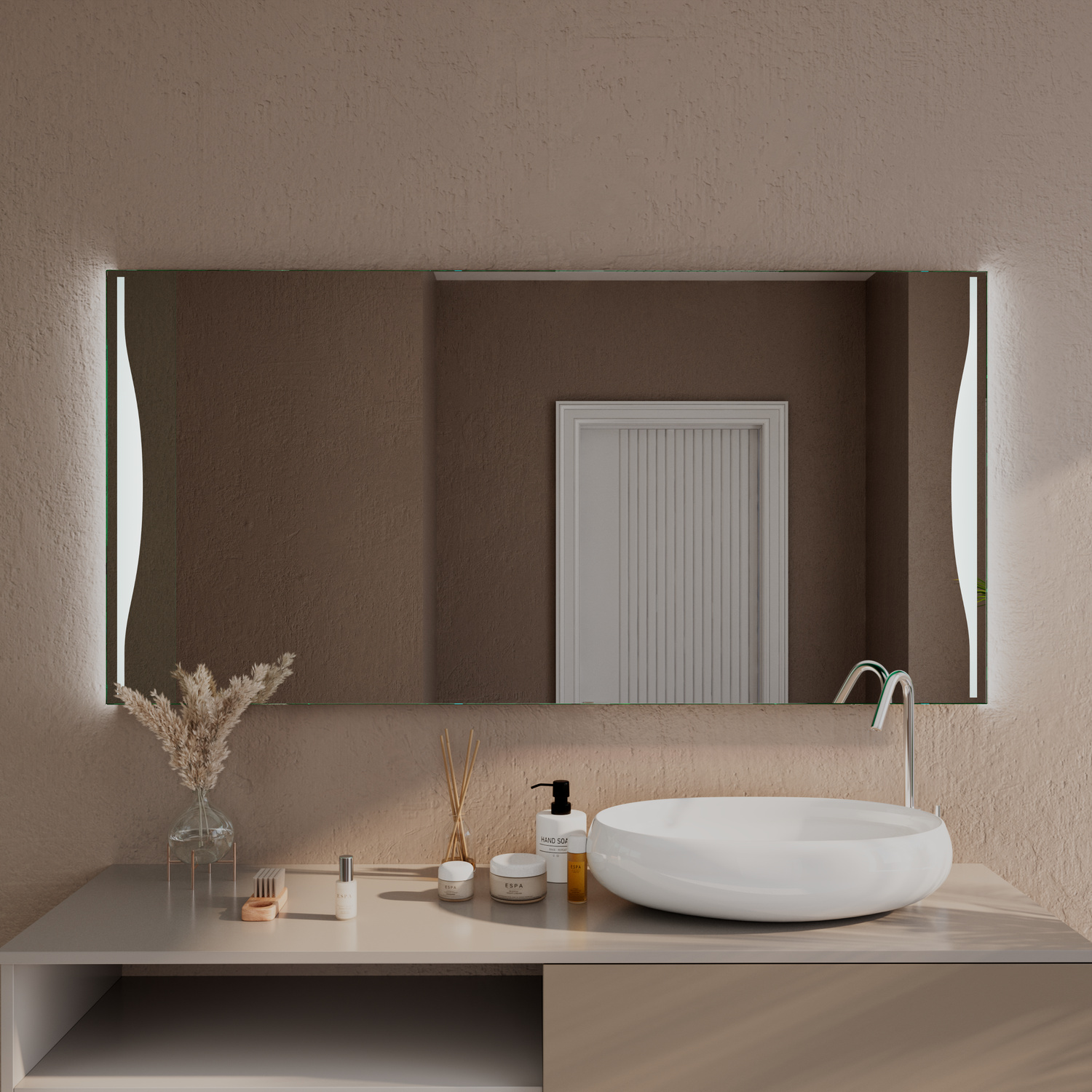 QUIMPER rechteckiger LED-Badspiegel mit abgeschrägten Kanten, 1500x1500 mm, eingeschaltete warmweiße LED-Beleuchtung an beiden Seiten leuchtend, über beigem schwebendem Waschtisch mit offenen Regalen, weißem ovalem Waschbecken, braune Wand, modernes Bad