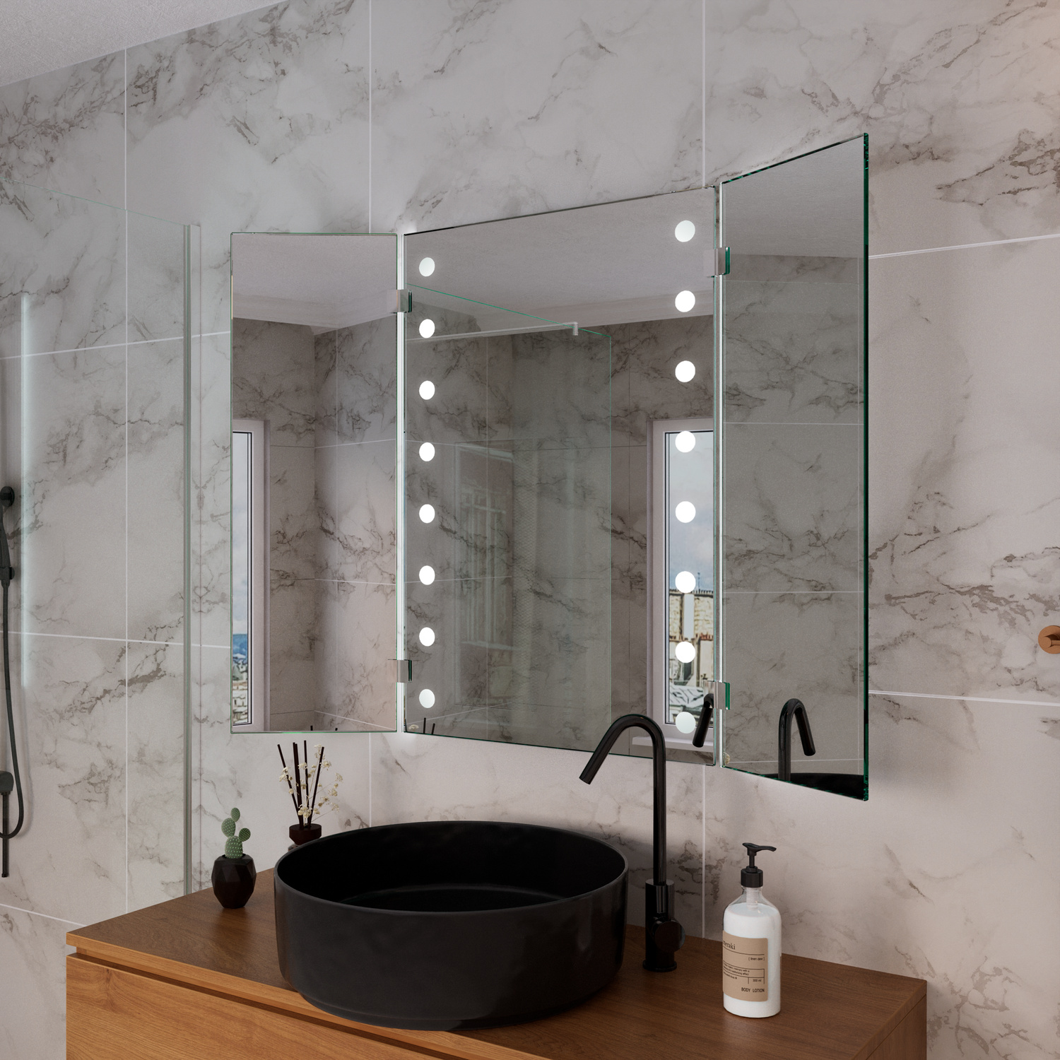 RAIA LED-Badspiegel mit eingeschalteter Beleuchtung, 1500x1500 mm, leuchtende warmweiße quadratische Kristallfelder am oberen Rand und vertikale Lichtleisten, seitliche Ansicht über Holzwaschtisch mit schwarzem rundem Aufsatzwaschbecken, elegantes Bad mit