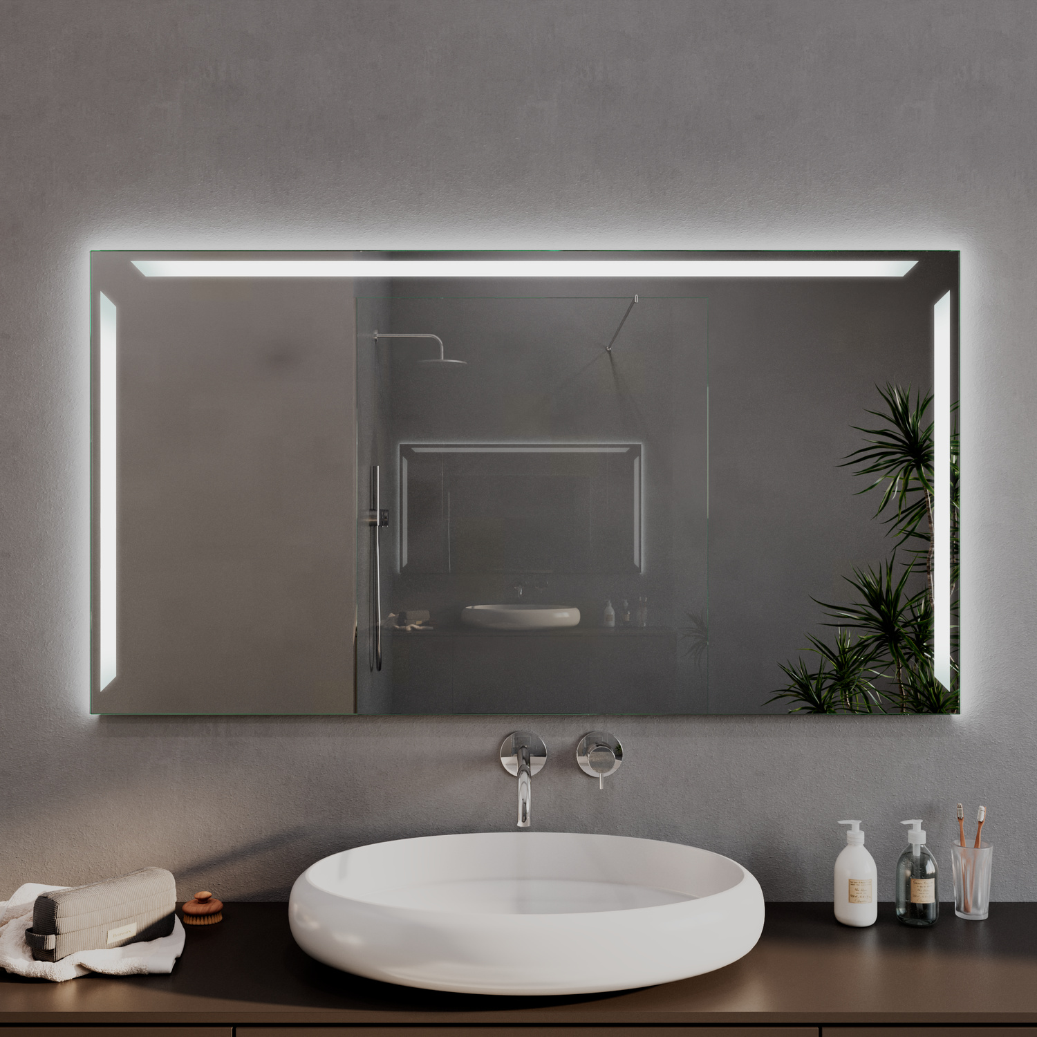 Gap rechteckiger LED-Badspiegel mit eingeschalteter warmweißer Beleuchtung, 1500x1500 mm, leuchtender Lichtrahmen, über Doppelwaschtisch mit zwei weißen Aufsatzwaschbecken auf Holzunterschrank, modernes Bad mit dunkelgrauen Fliesen