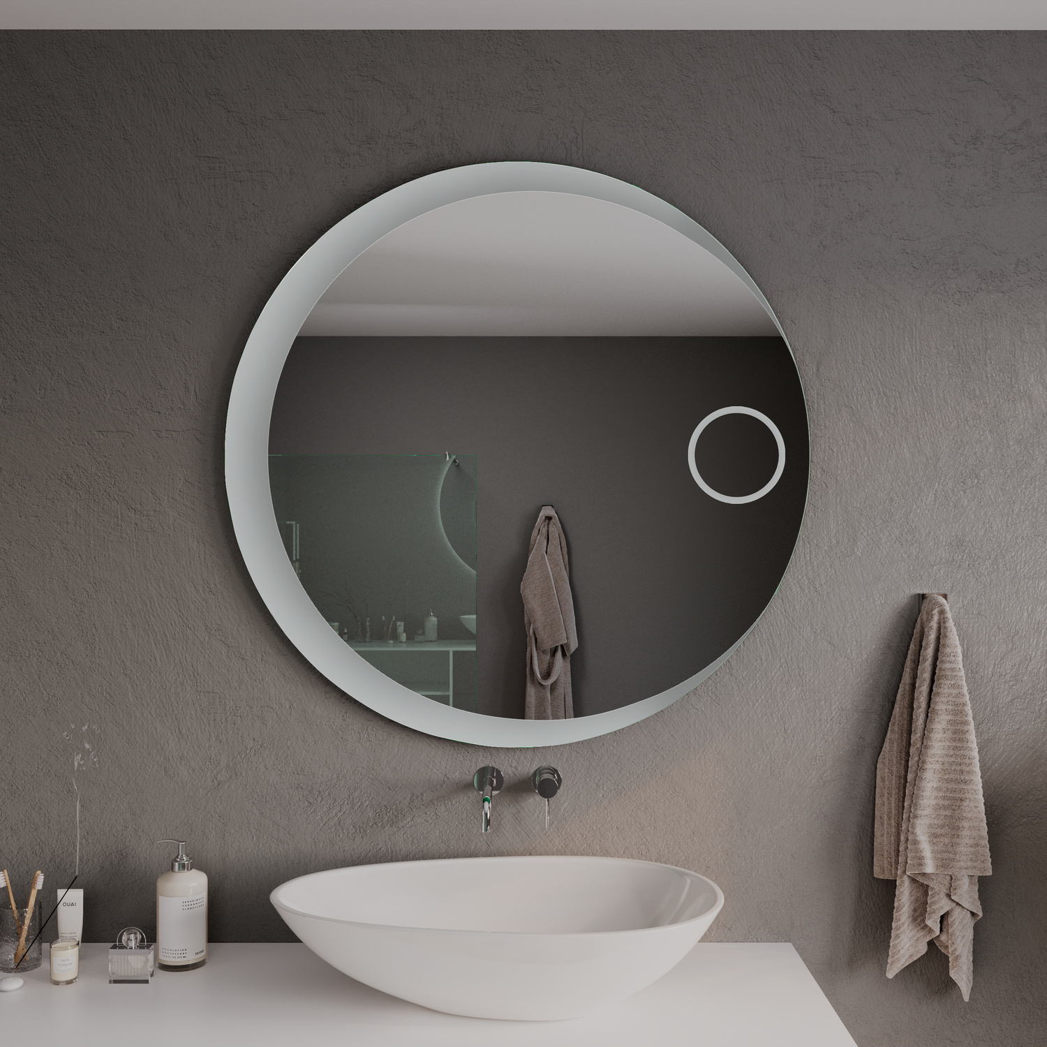 AY Plus runder LED-Badspiegel mit ausgeschalteter Beleuchtung, 1500x1500 mm, weißer Rahmen mit kleiner Zusatzleuchte, über weißem ovalem Aufsatzwaschbecken mit Wandarmatur, modernes Bad mit dunkelgrauer Betonwand